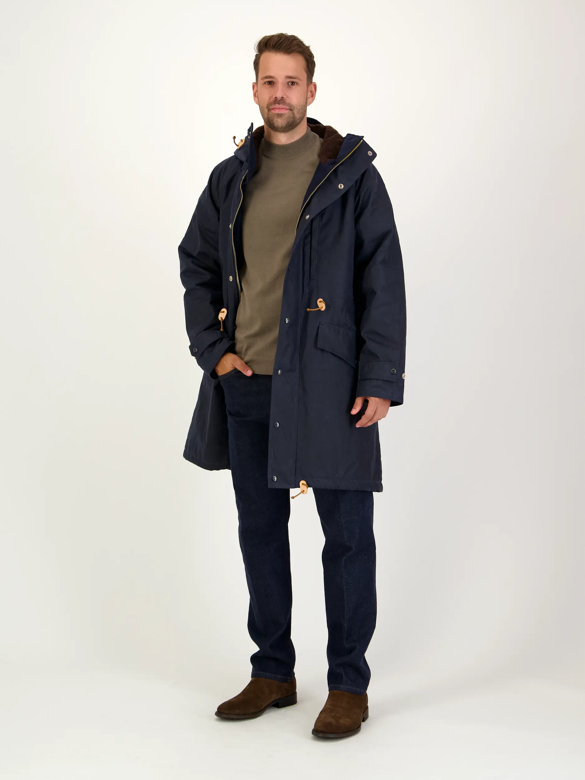 Kurzmantel - Artikel Teil eines Outfits getragen von einem Modell - Farbe: Blau