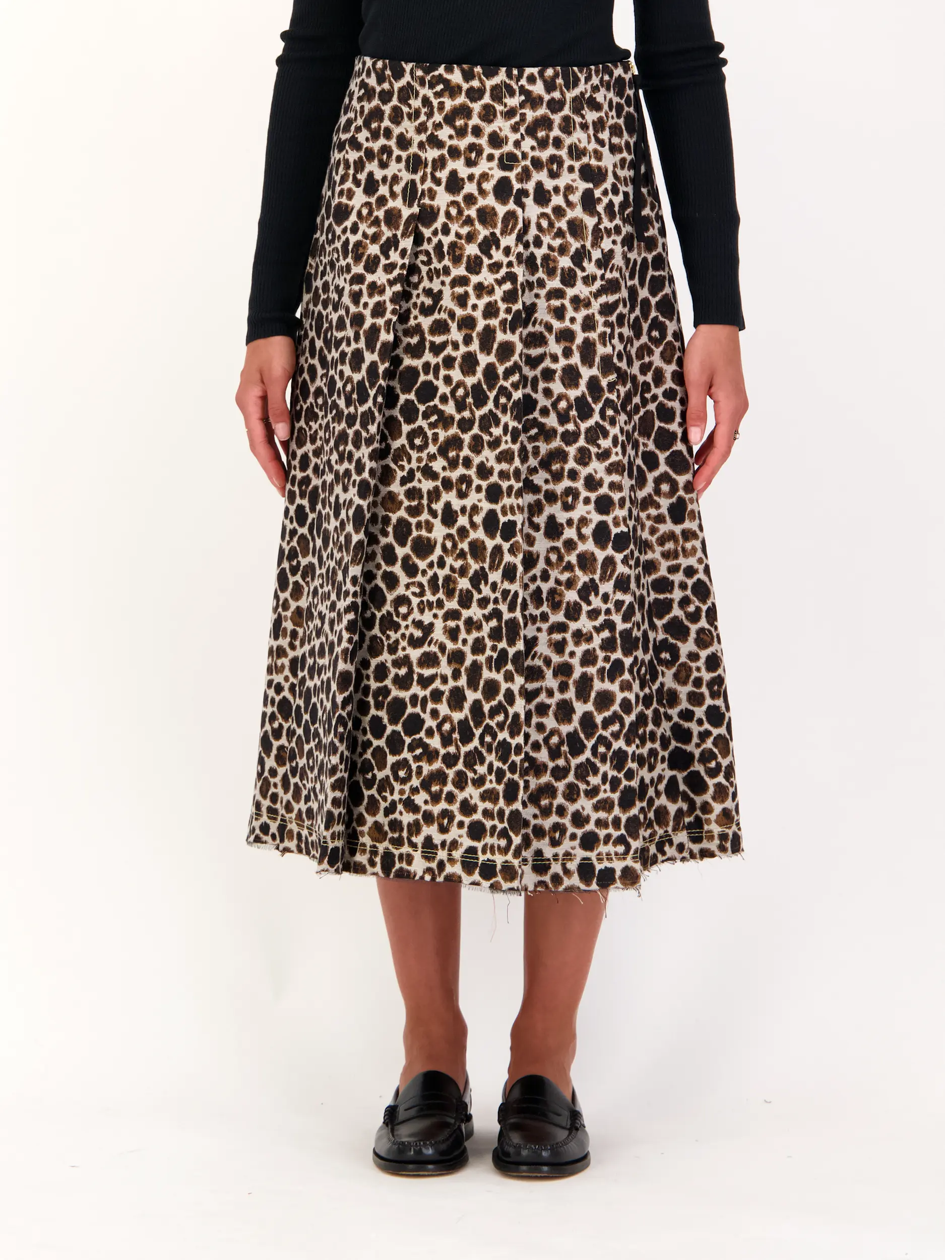 Leopard Jacquard Rock - Artikel Vorderseite getragen von einem Modell - Farbe: Braun
