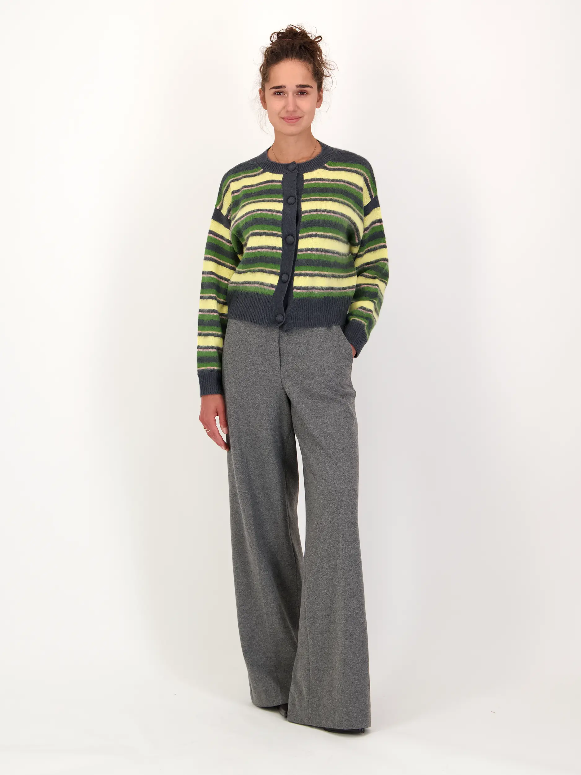 Gestreifte Strickjacke aus Wolle - Artikel Teil eines Outfits getragen von einem Modell - Farbe: Grün