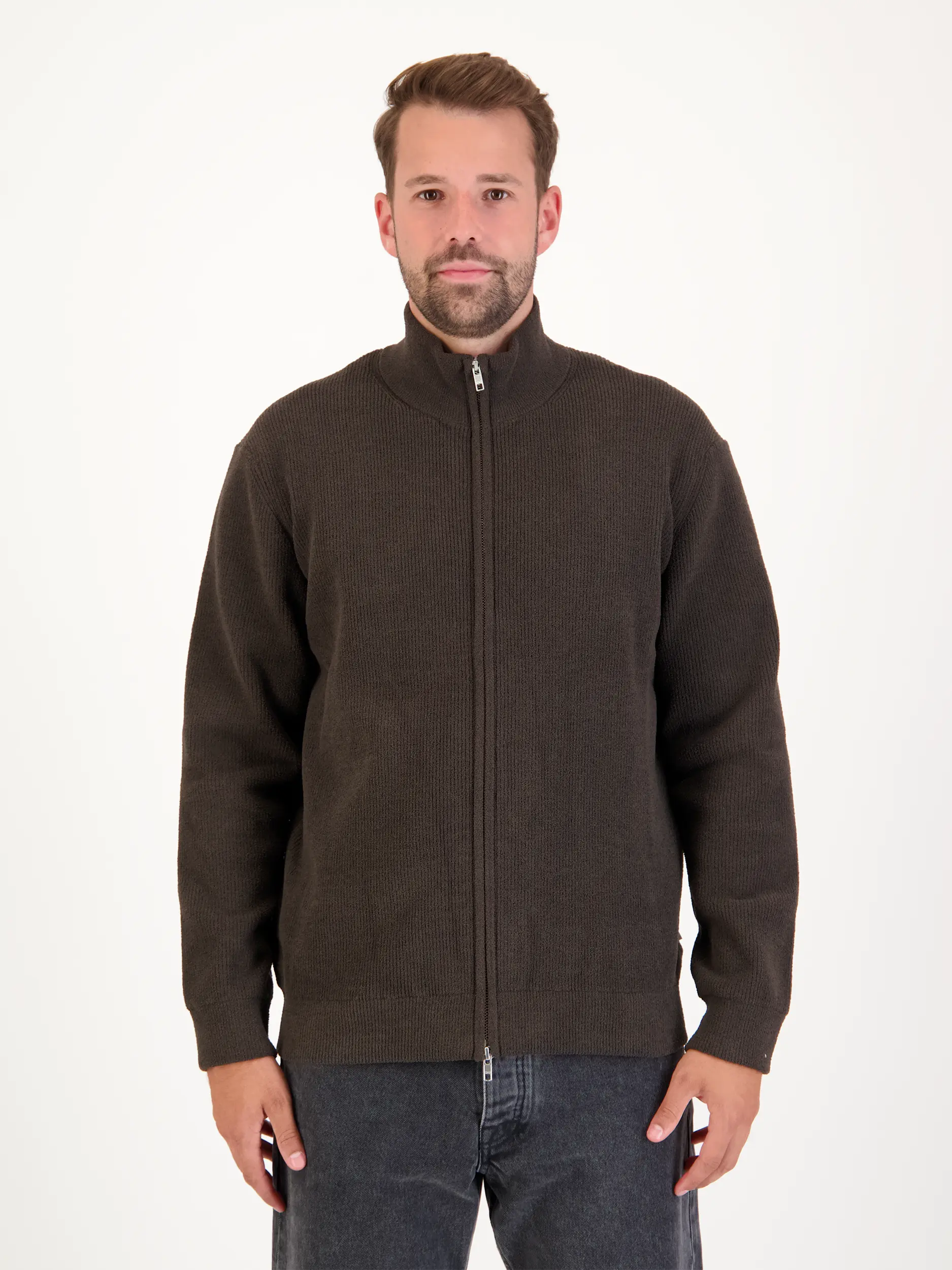 Strickjacke 'Danny' - Artikel Vorderseite getragen von einem Modell - Farbe: Grün