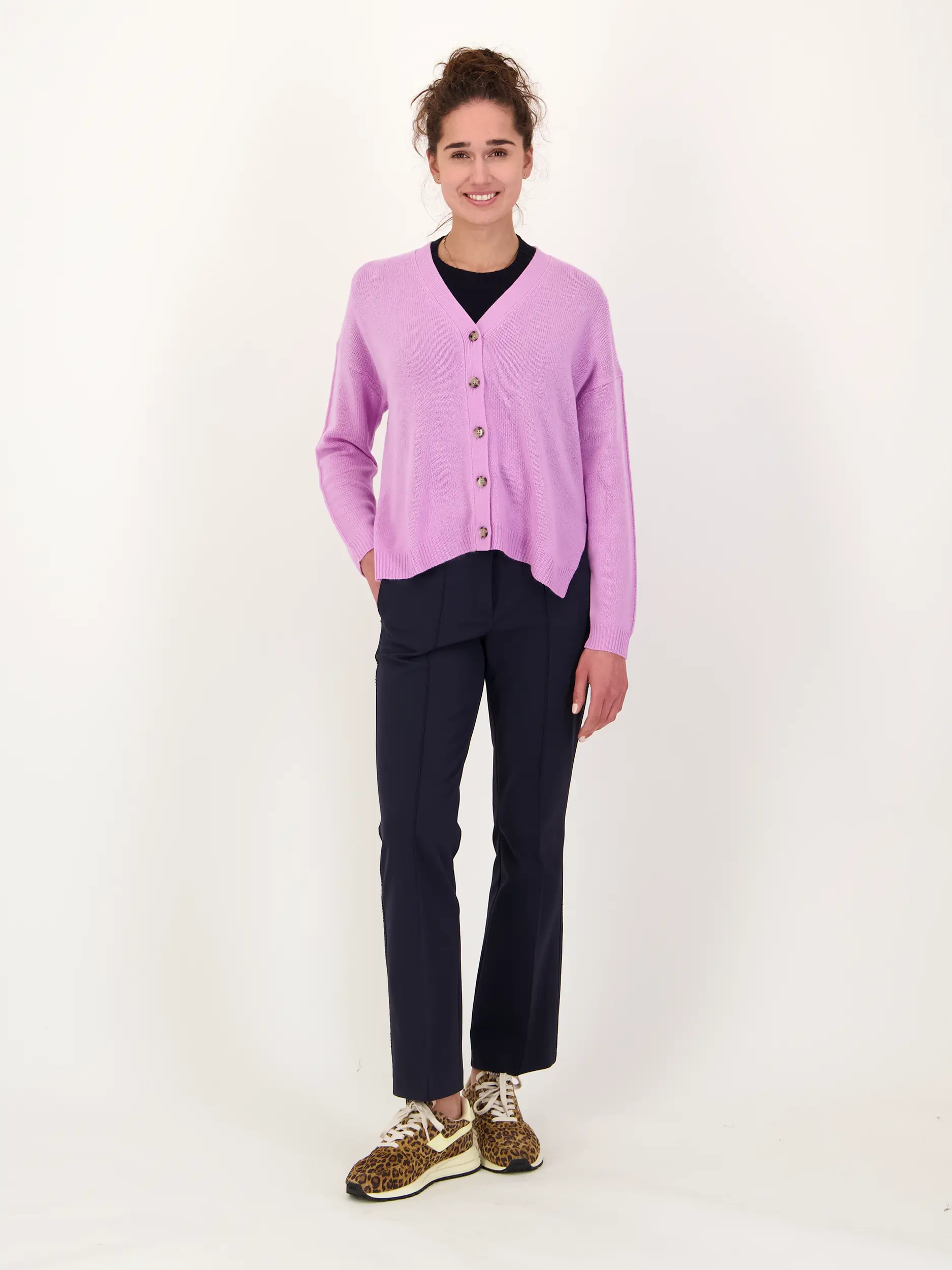 Strickjacke aus Kaschmir - Artikel Teil eines Outfits getragen von einem Modell - Farbe: Violett