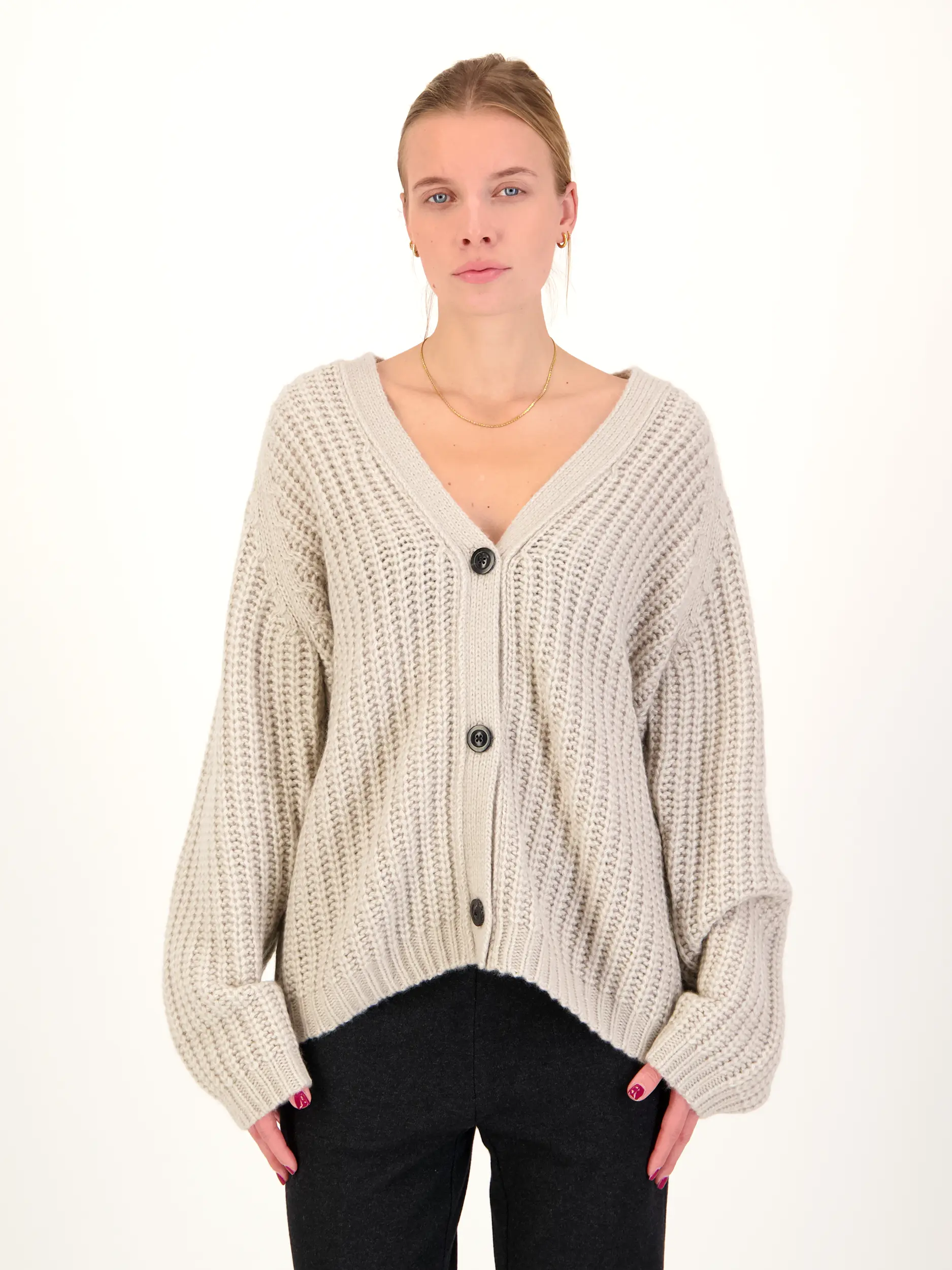 Strickjacke aus Kaschmir - Artikel Vorderseite getragen von einem Modell - Farbe: Creme