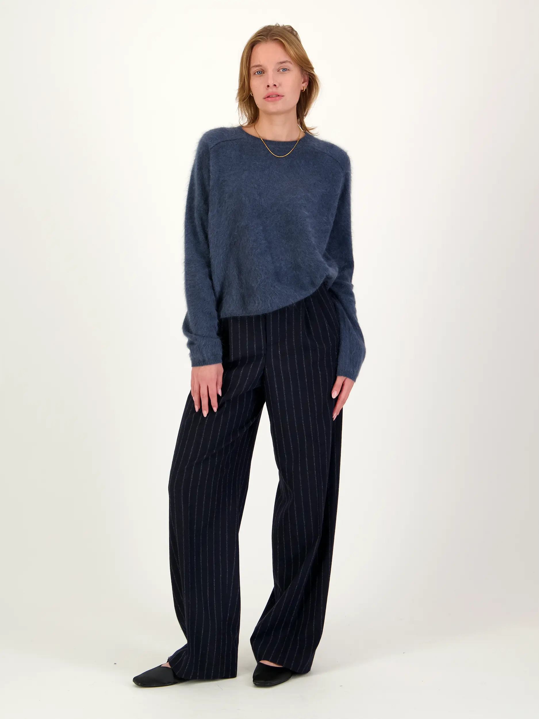 Gestreifte Unisex Bundfaltenhose aus Woll-Mix - Artikel Teil eines Outfits getragen von einem Modell - Farbe: Blau