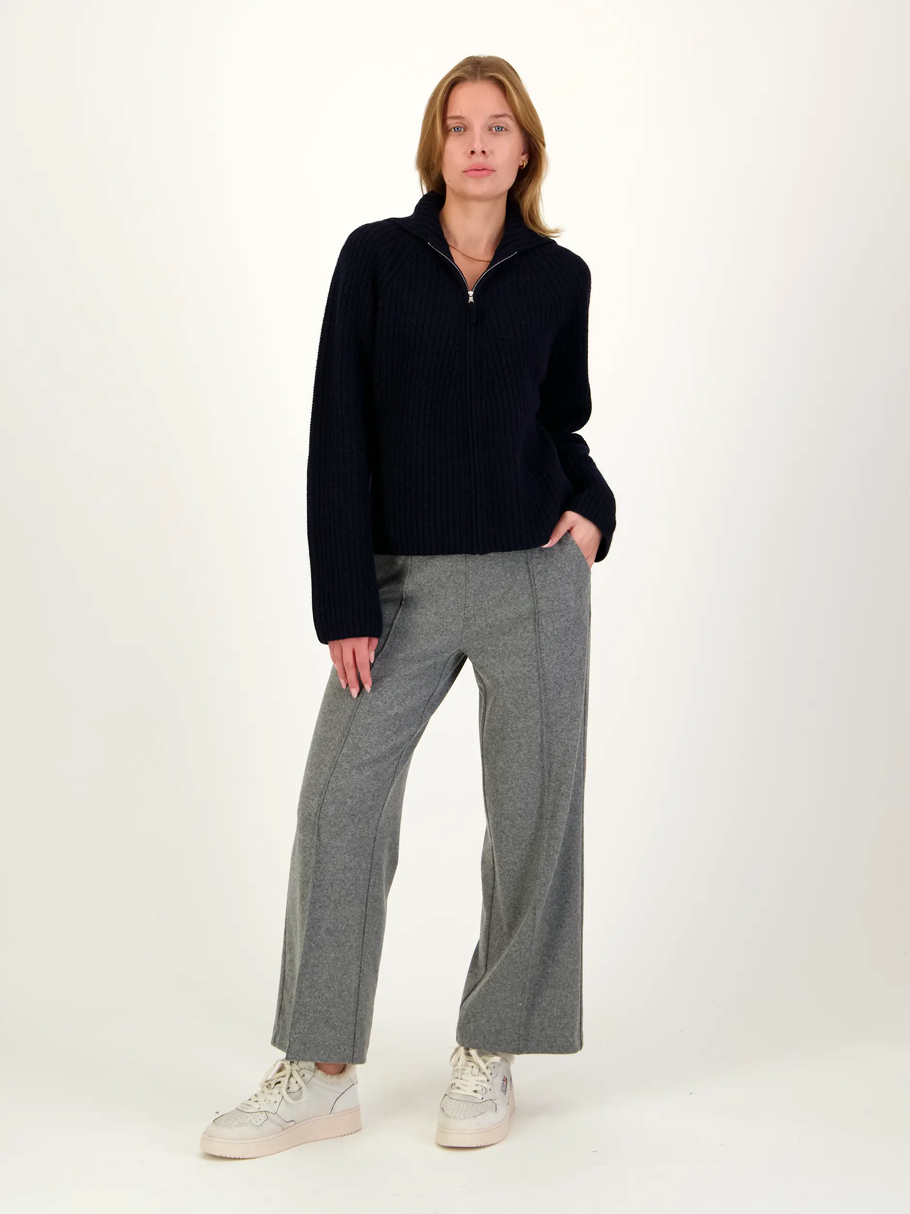 Strickjacke aus Wolle - Artikel Teil eines Outfits getragen von einem Modell - Farbe: Blau