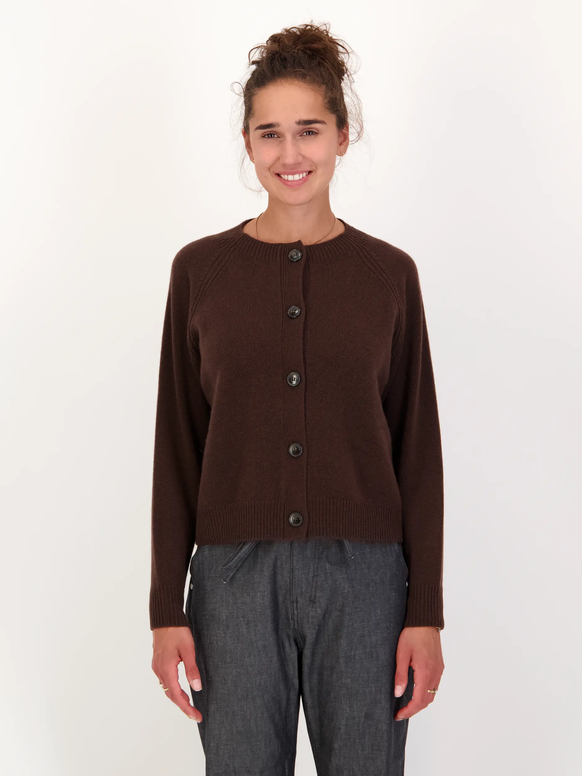 Strickjacke aus Kaschmir-Mix langarm - Artikel Vorderseite getragen von einem Modell - Farbe: Braun