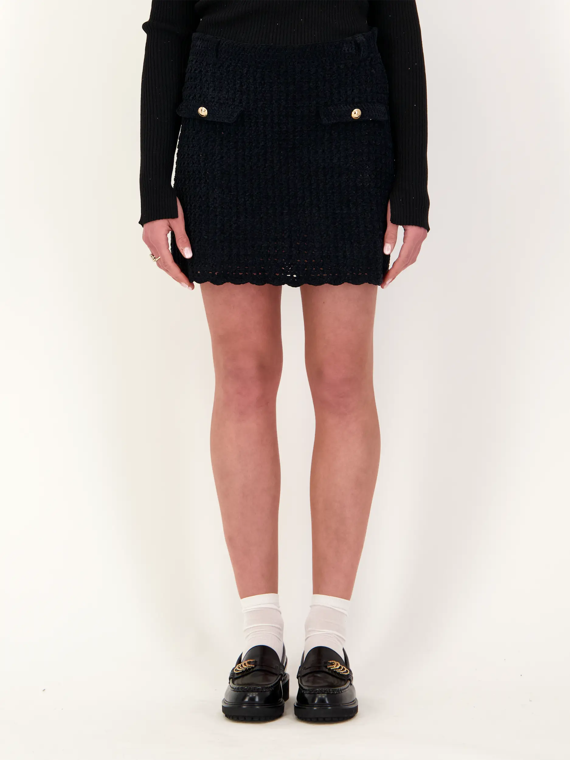 Gehäkelter Minirock - Artikel Vorderseite getragen von einem Modell - Farbe: Schwarz