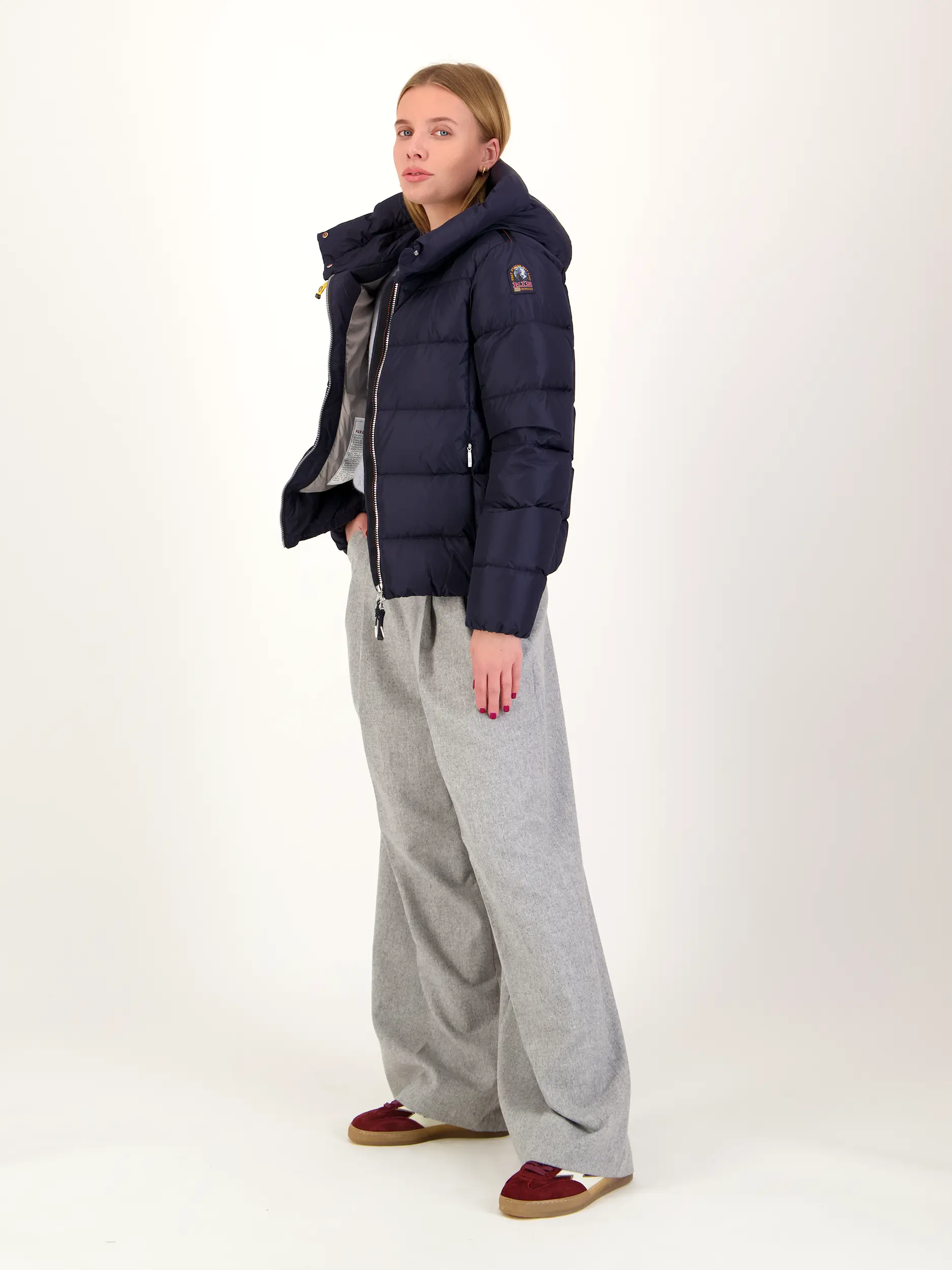 Wasserabweisende Daunenjacke 'Jinny' - Artikel Teil eines Outfits getragen von einem Modell - Farbe: Blau