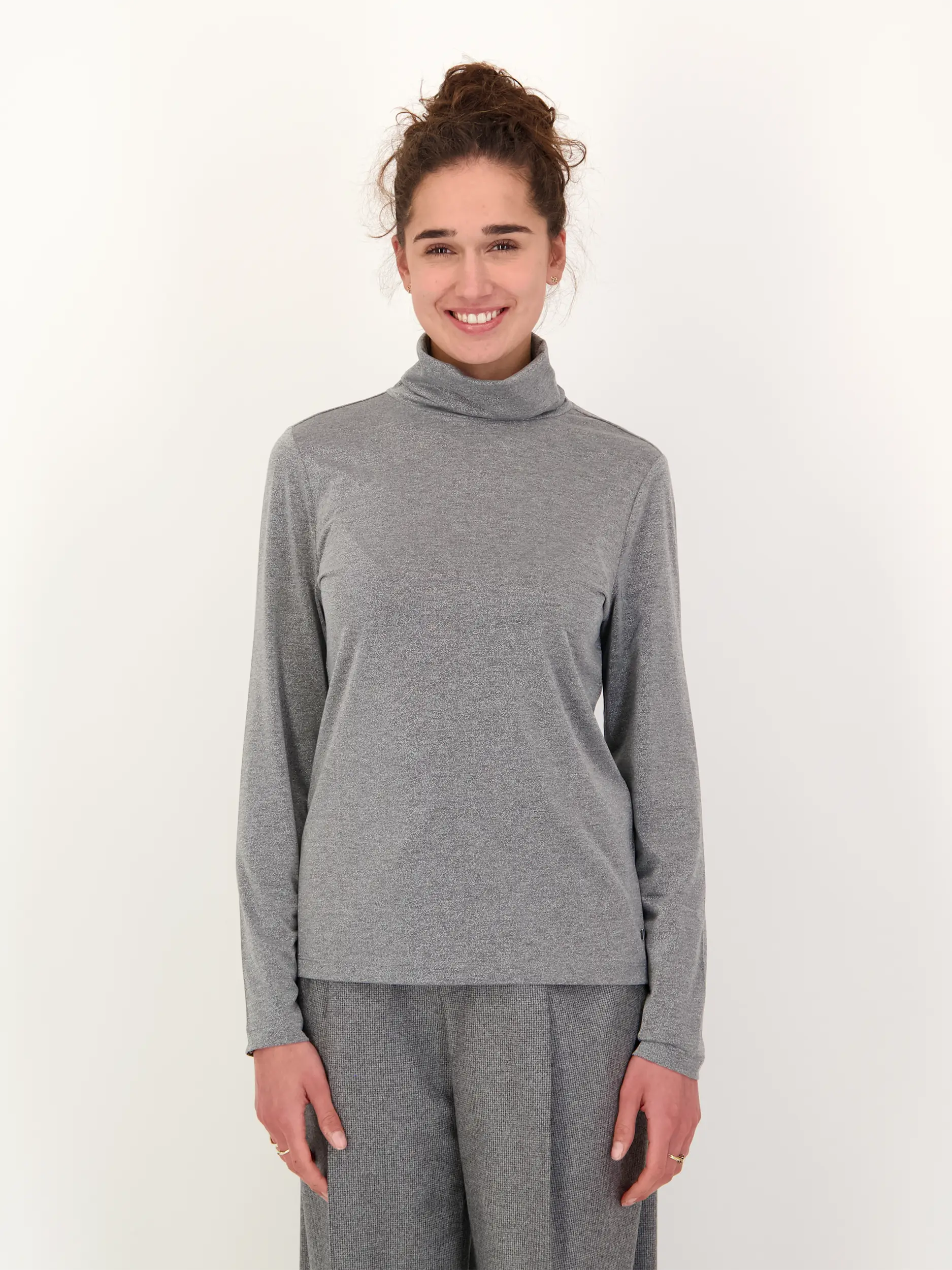 Langarmshirt 'Silva' - Artikel Vorderseite getragen von einem Modell - Farbe: Grau