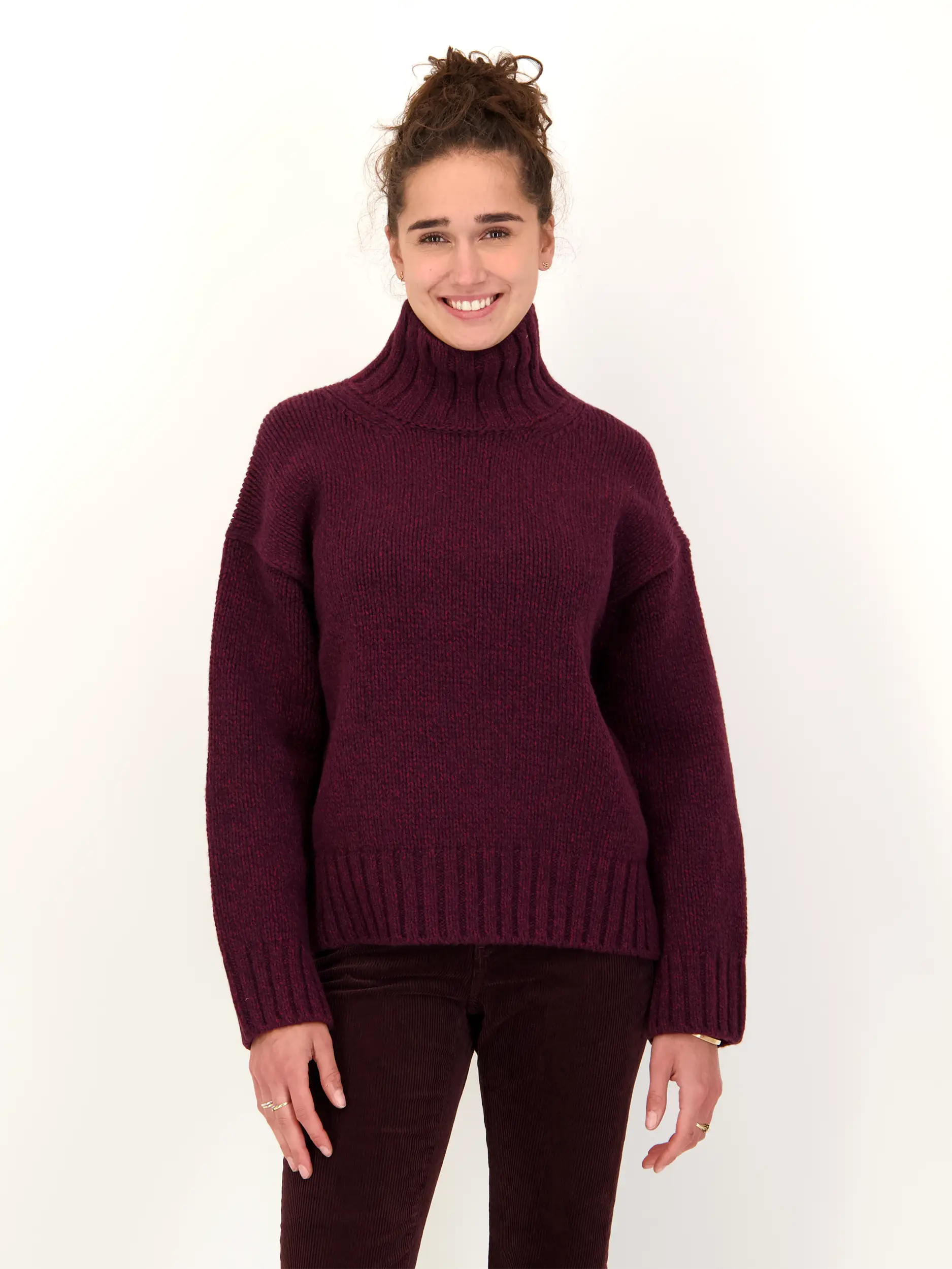 Pullover aus Wolle langarm - Artikel Vorderseite getragen von einem Modell - Farbe: Rot