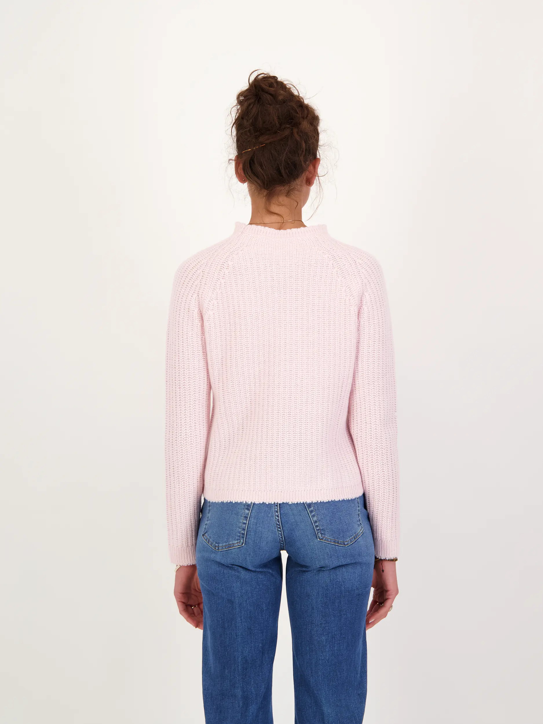 Pullover aus Kaschmir langarm - Artikel Rückseite getragen von einem Modell - Farbe: Rosa&Pink