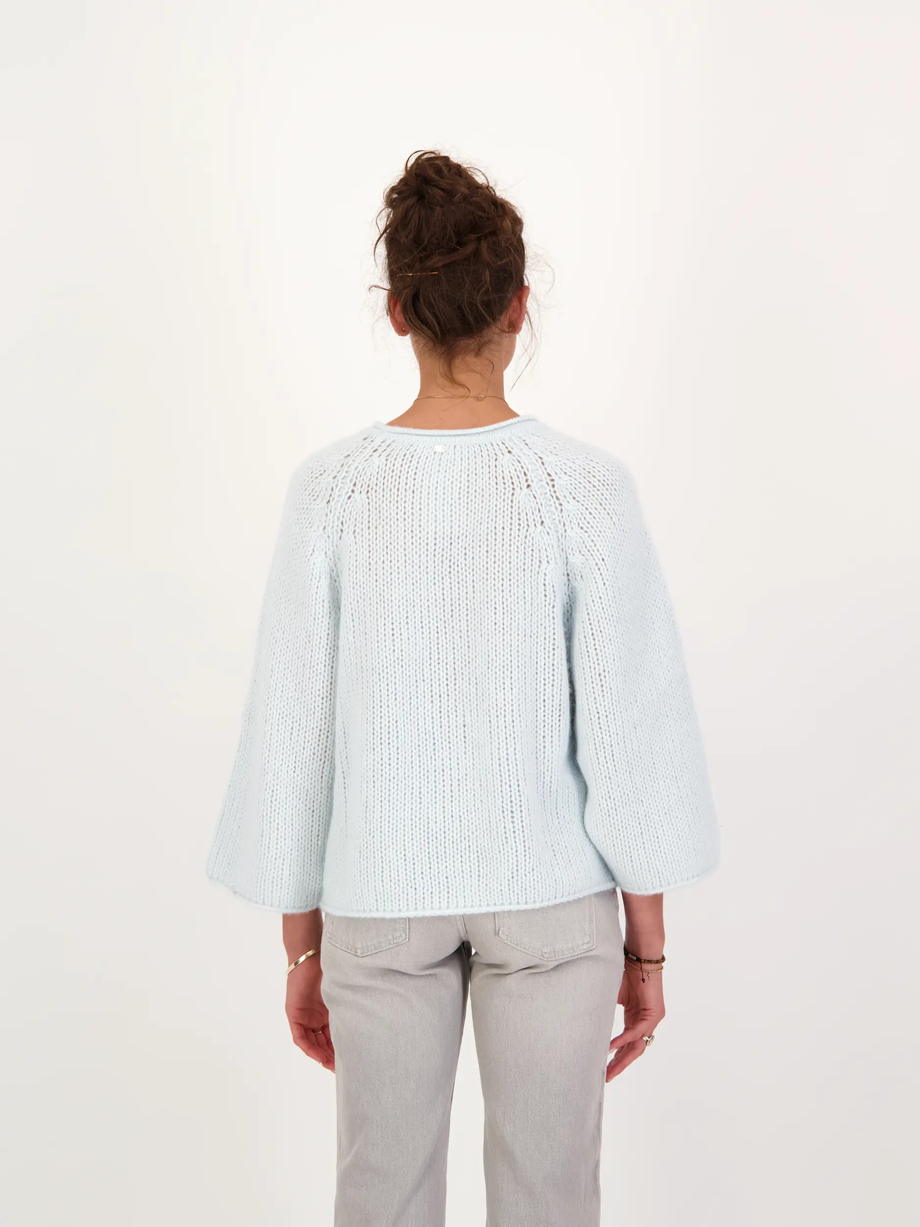 Pullover - Artikel Rückseite getragen von einem Modell - Farbe: Blau