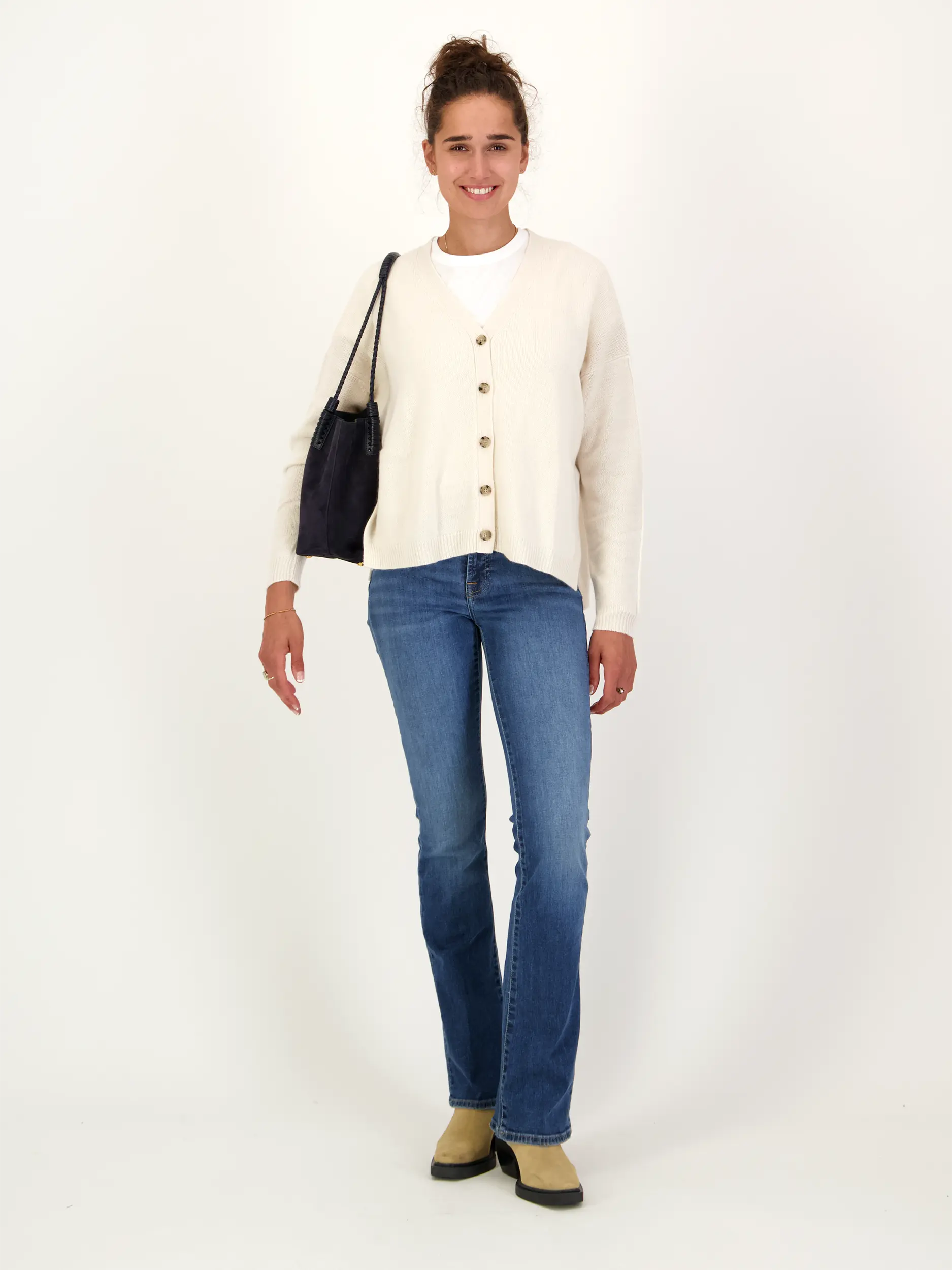 Strickjacke aus Kaschmir - Artikel Teil eines Outfits getragen von einem Modell - Farbe: Creme