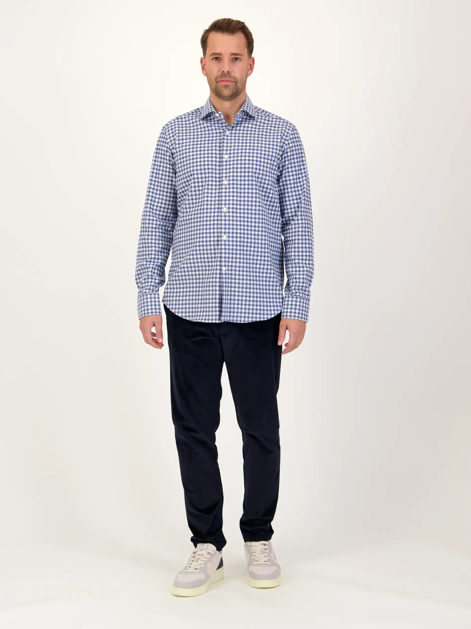 Kariertes Flanellhemd mit Kentkragen langarm - Artikel Teil eines Outfits getragen von einem Modell - Farbe: Blau