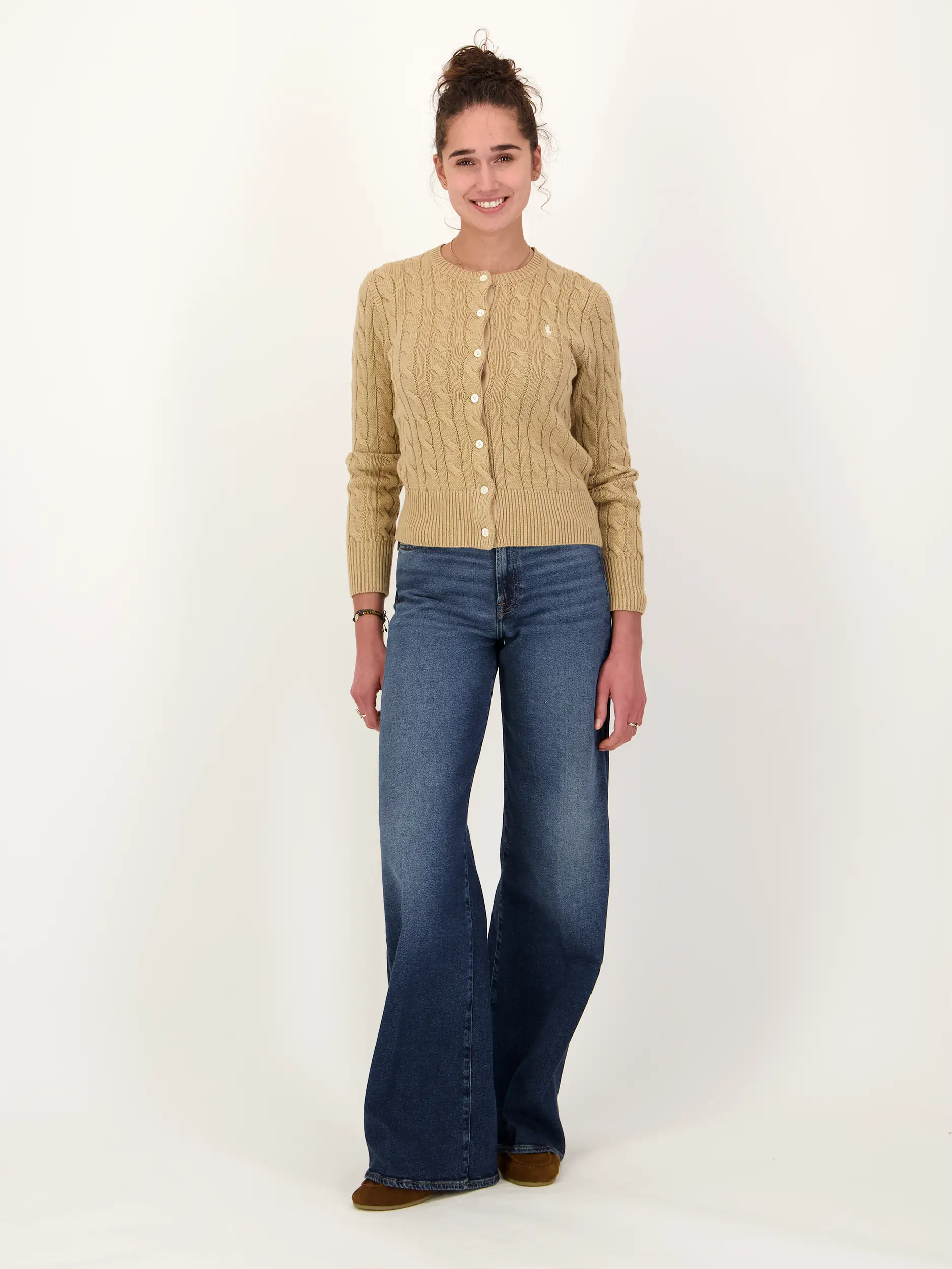 Strickjacke - Artikel Teil eines Outfits getragen von einem Modell - Farbe: Braun