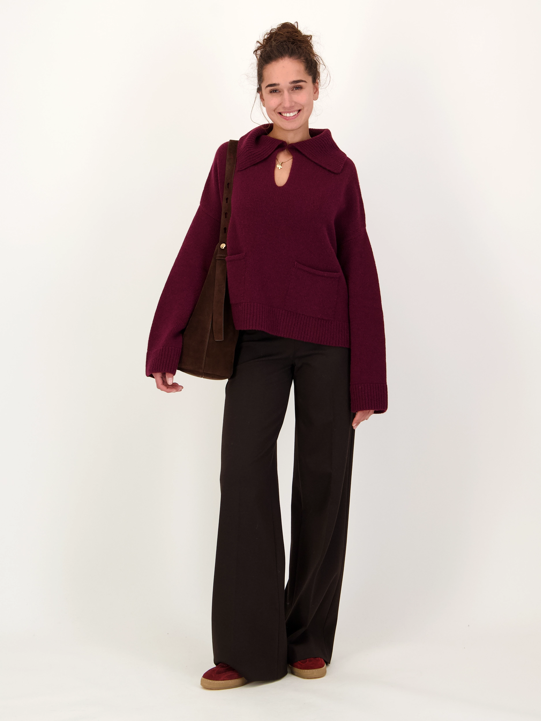 Pullover 'Valentine' aus Kaschmir-Mix langarm - Artikel Teil eines Outfits getragen von einem Modell - Farbe: Rot