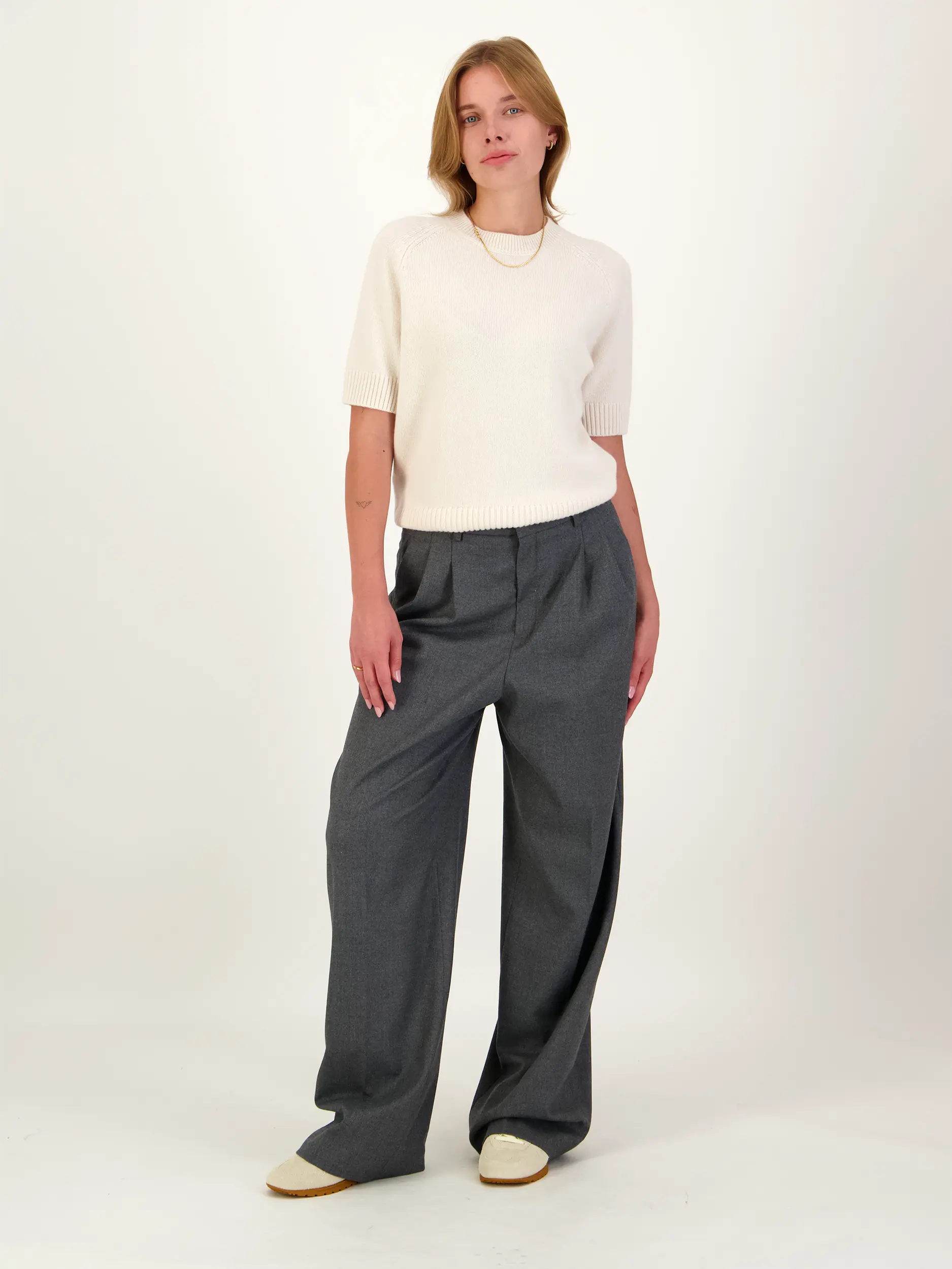Unisex Bundfaltenhose 'Noa' - Artikel Vorderseite getragen von einem Modell