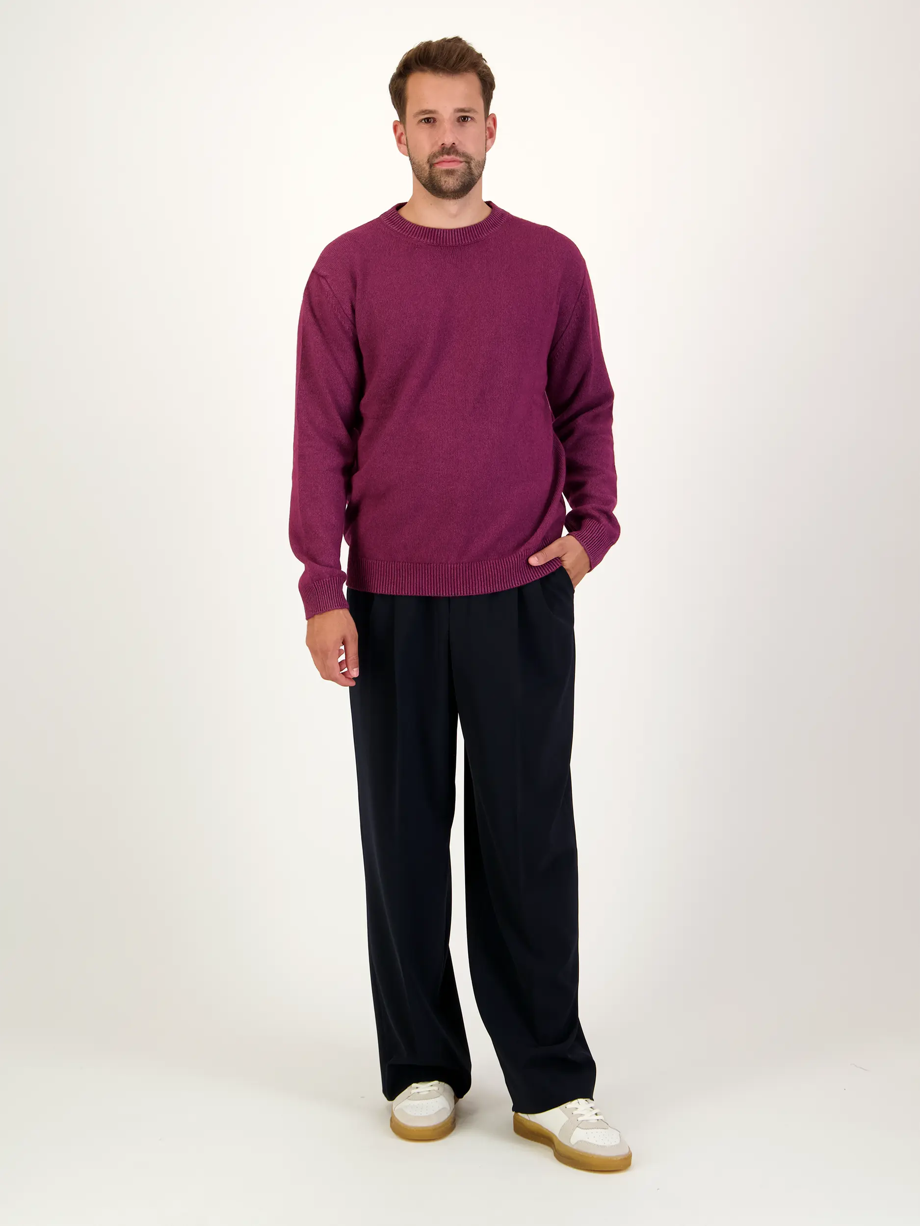 Pullover aus Kaschmir langarm - Artikel Teil eines Outfits getragen von einem Modell - Farbe: Violett