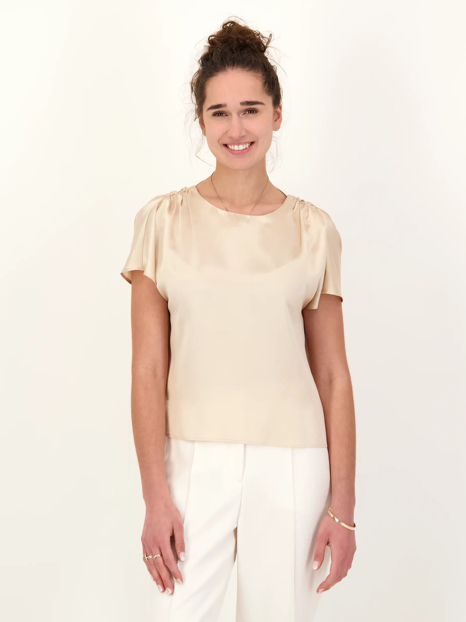 Seidenbluse kurzarm - Artikel Vorderseite getragen von einem Modell - Farbe: Braun