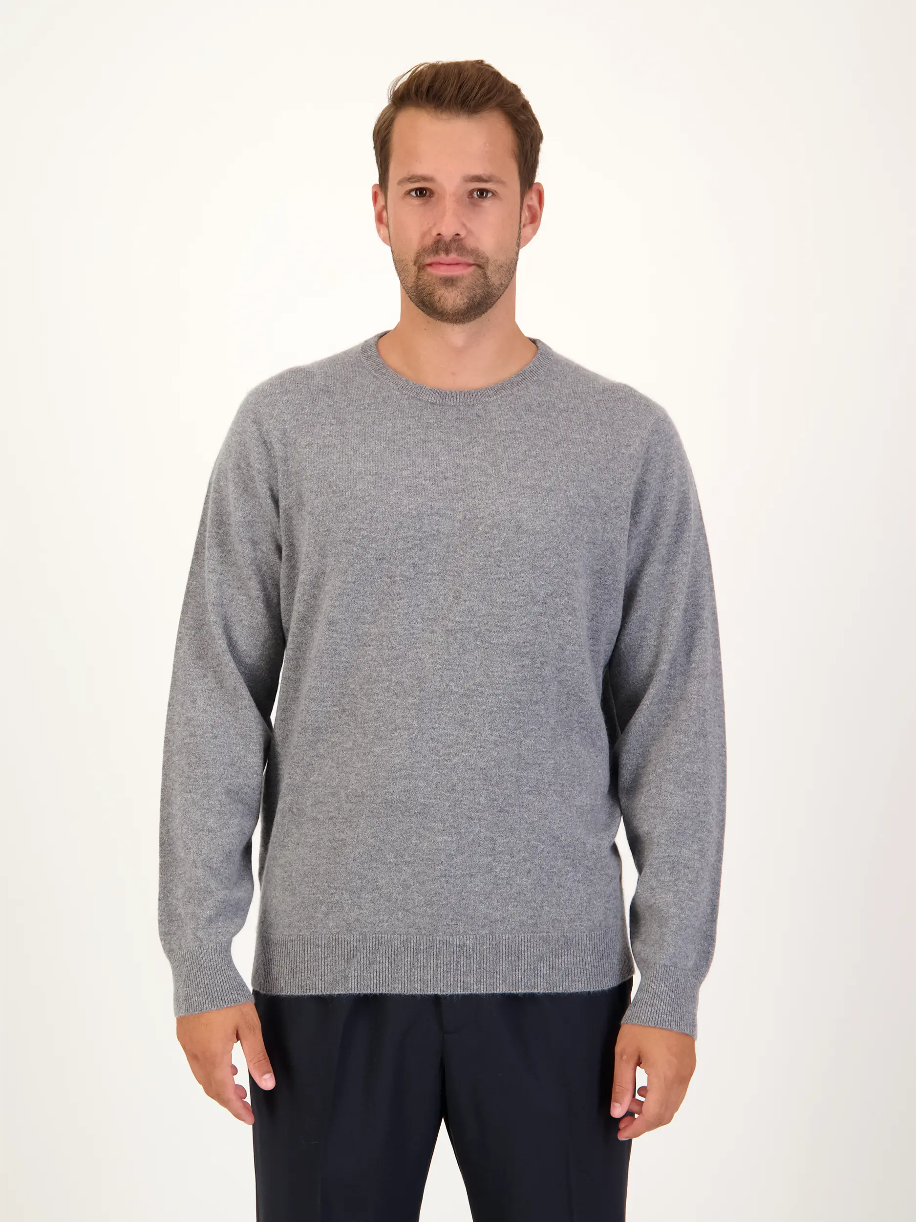 Pullover aus Kaschmir langarm - Artikel Vorderseite getragen von einem Modell - Farbe: Grau