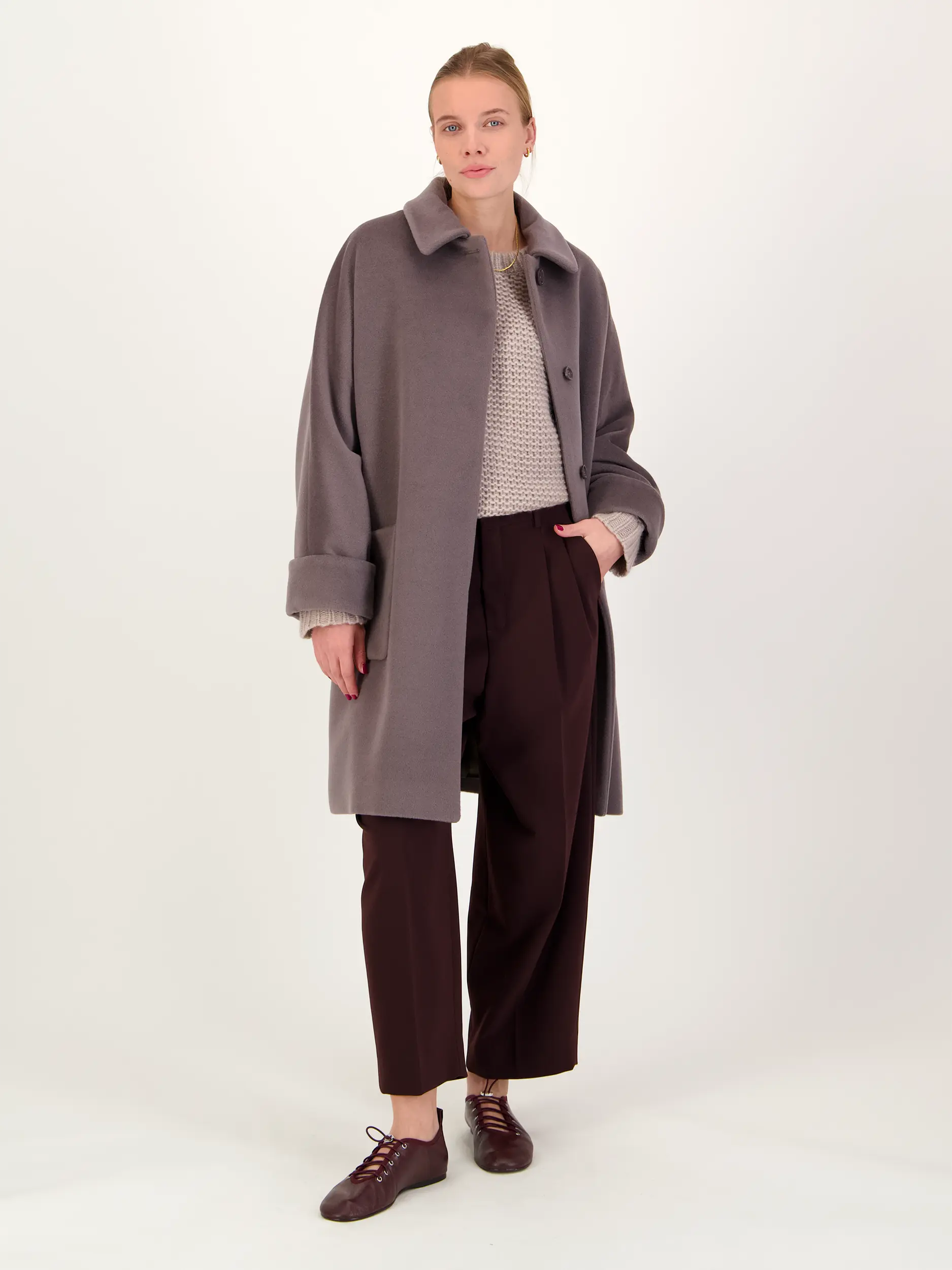 Kurzmantel aus Wolle - Artikel Teil eines Outfits getragen von einem Modell - Farbe: Braun