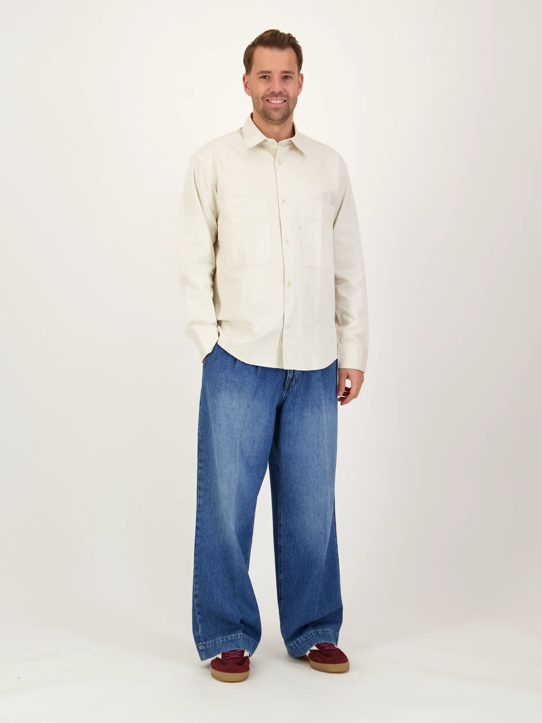 Hemd 'Freddy' mit Kentkragen langarm - Artikel Teil eines Outfits getragen von einem Modell - Farbe: Beige