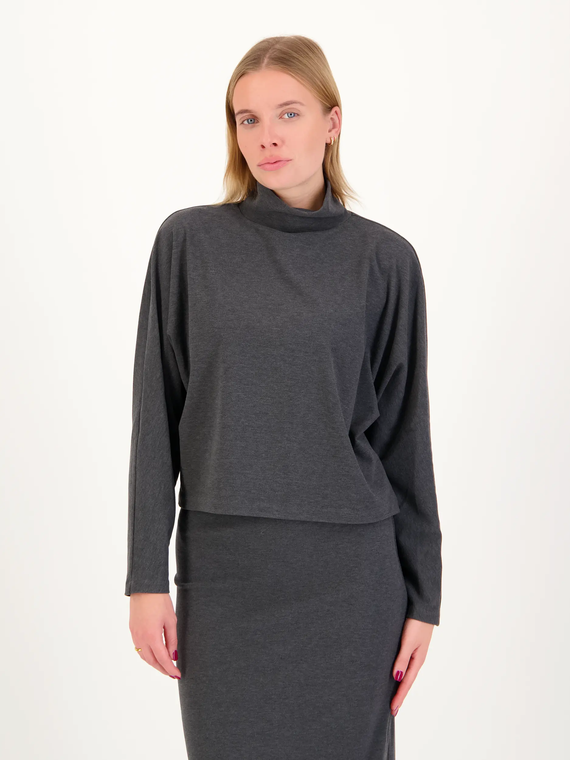 Sweatshirt 'Asiral' - Artikel Vorderseite getragen von einem Modell - Farbe: Grau