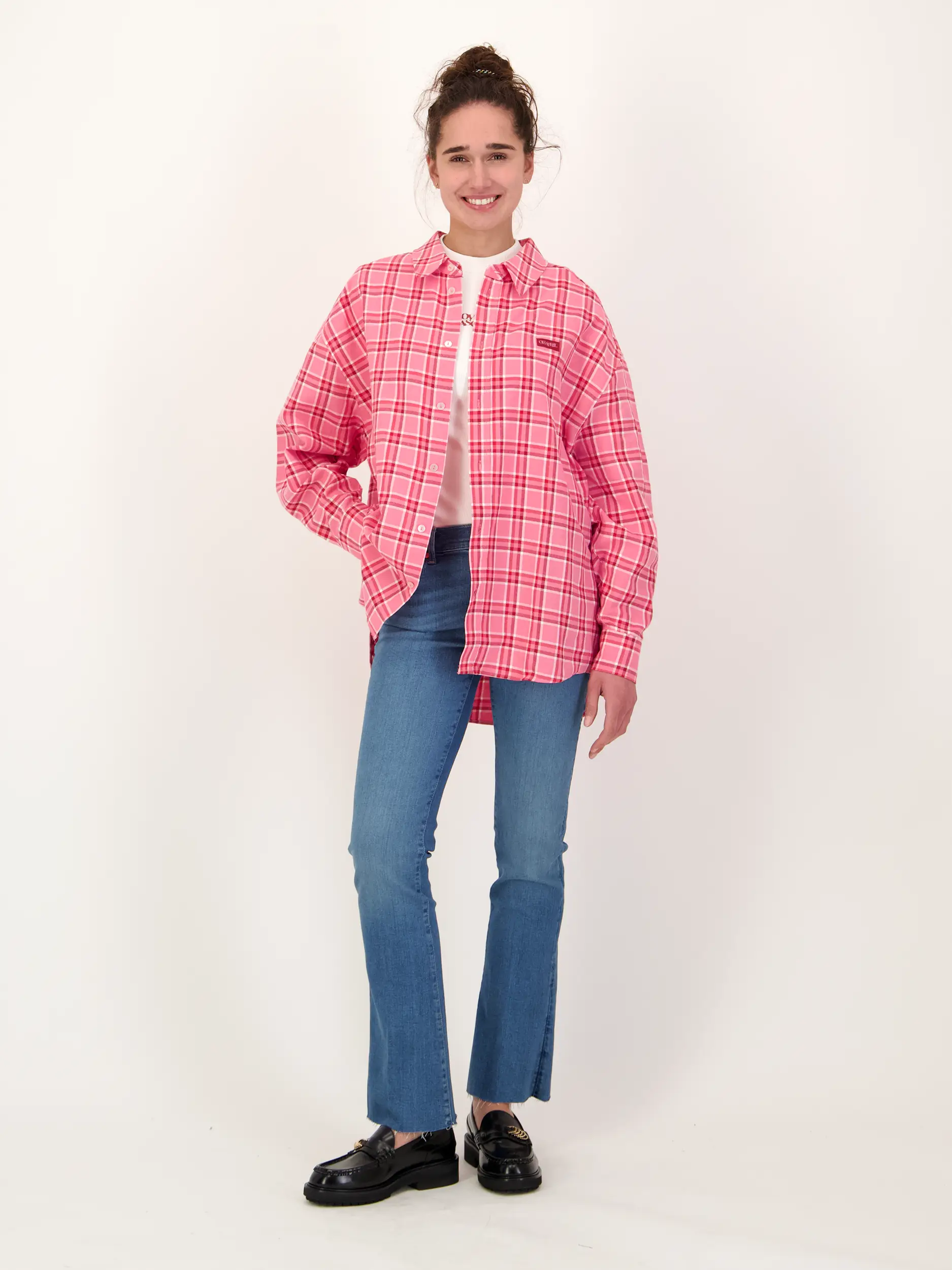 Karierte Hemdbluse 'Vivian' - Artikel Teil eines Outfits getragen von einem Modell - Farbe: Rosa&Pink