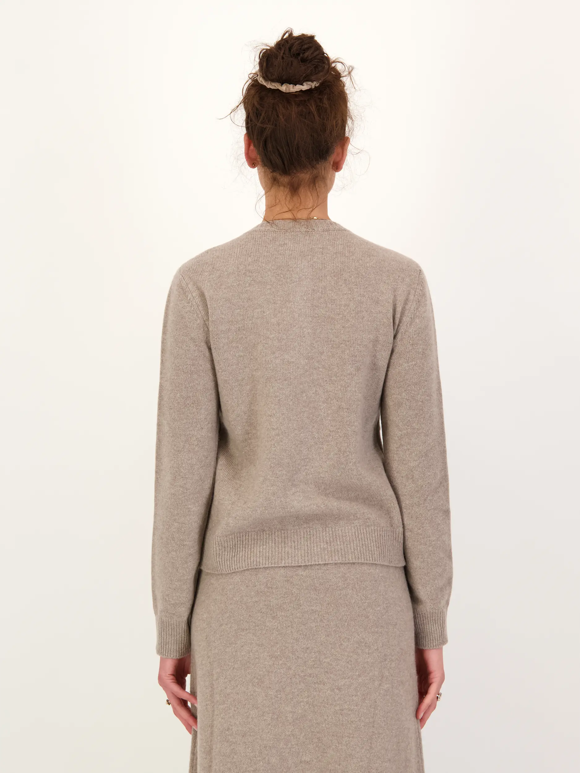 Strickjacke PW 'Celina' aus Kaschmir-Mix langarm - Artikel Rückseite getragen von einem Modell - Farbe: Braun