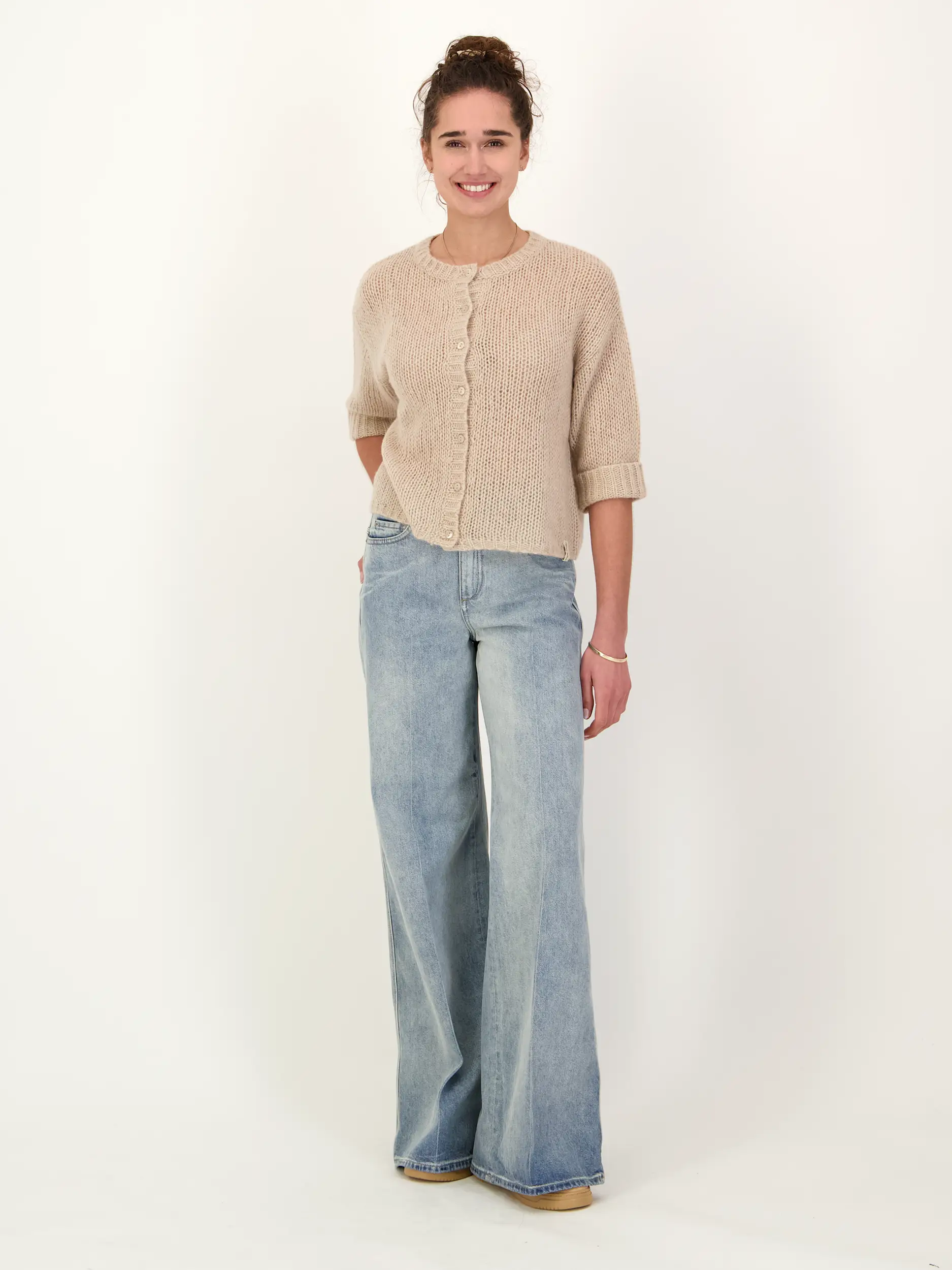 Strickjacke kurzarm aus Kaschmir Seide Mix - Artikel Teil eines Outfits getragen von einem Modell - Farbe: Braun