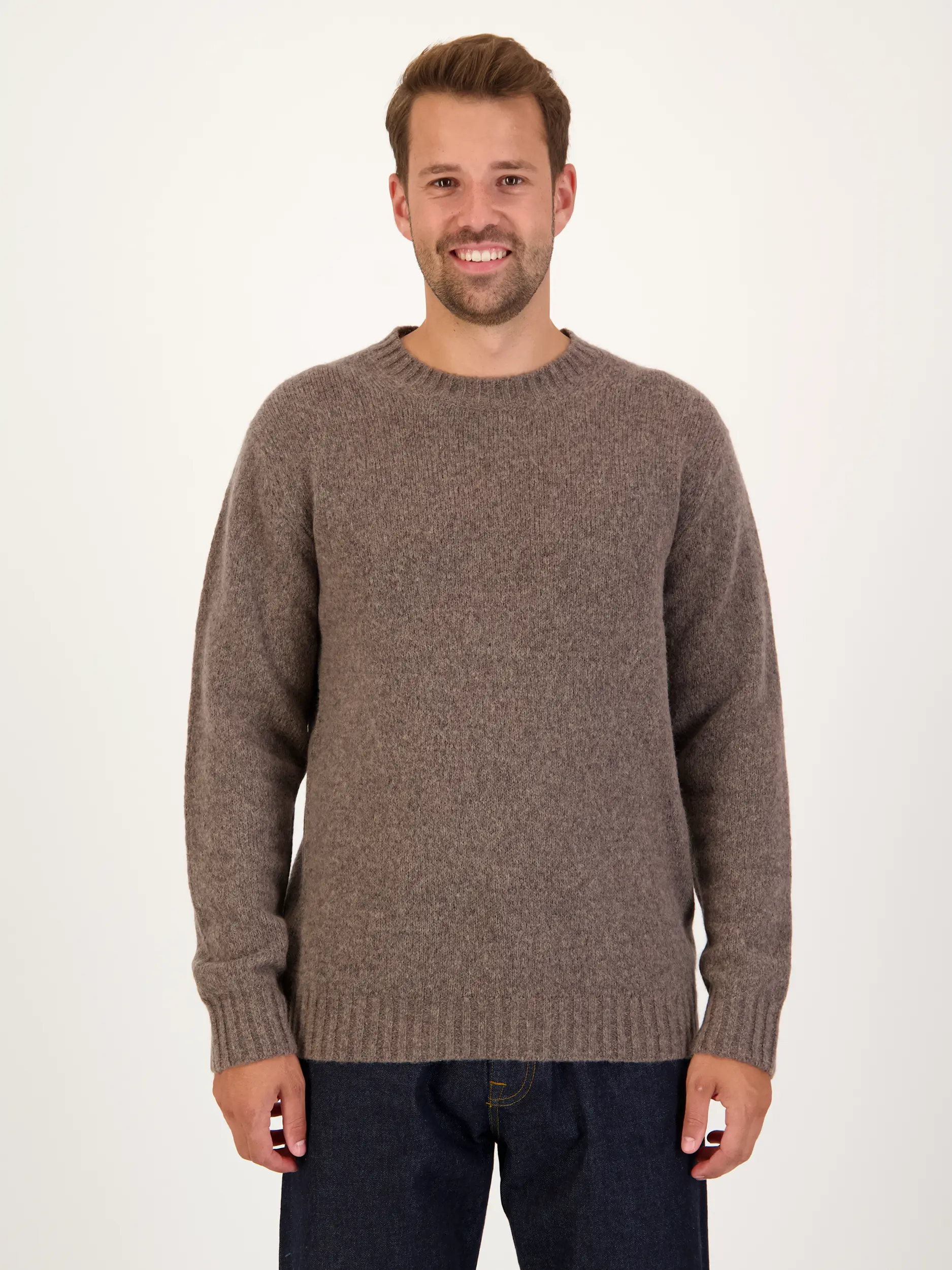 Pullover 'Lee' aus Merinowoll-Mix langarm - Artikel Vorderseite getragen von einem Modell - Farbe: Braun