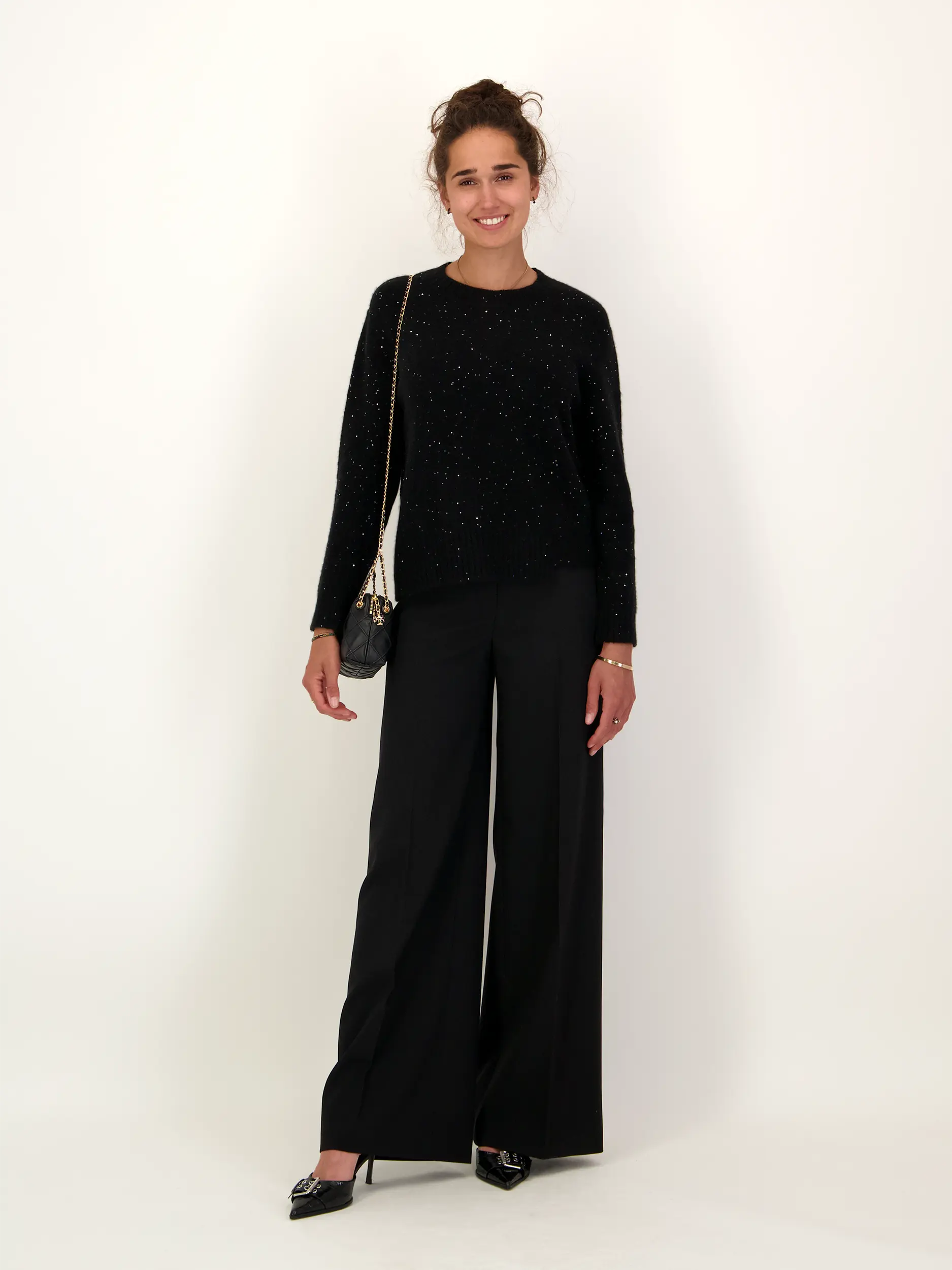 Pullover 'Belet' aus Kaschmir mit Glitzerpailletten langarm - Artikel Teil eines Outfits getragen von einem Modell
