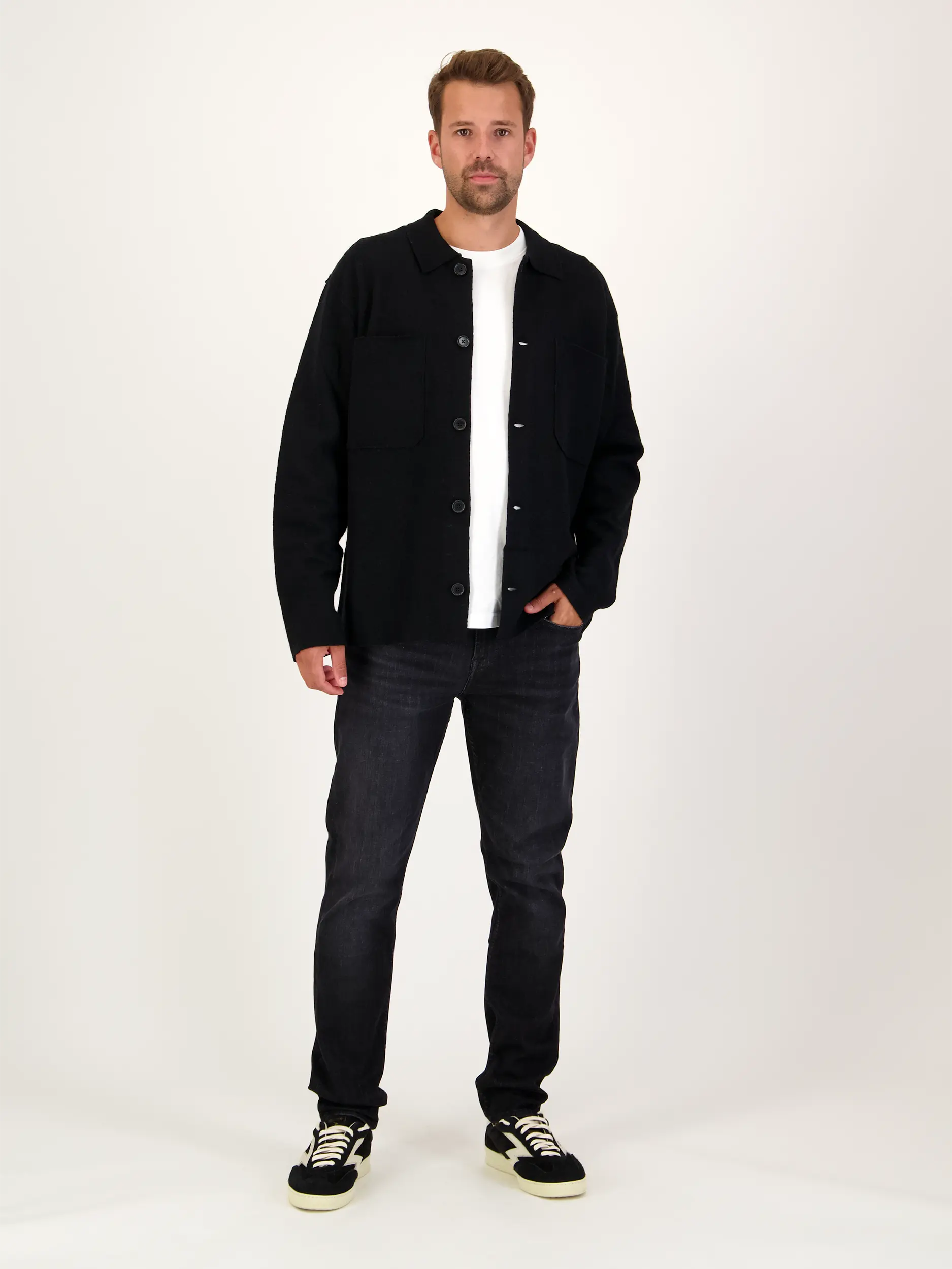 Overshirt 'Jonas' aus Wolle - Artikel Teil eines Outfits getragen von einem Modell - Farbe: Schwarz