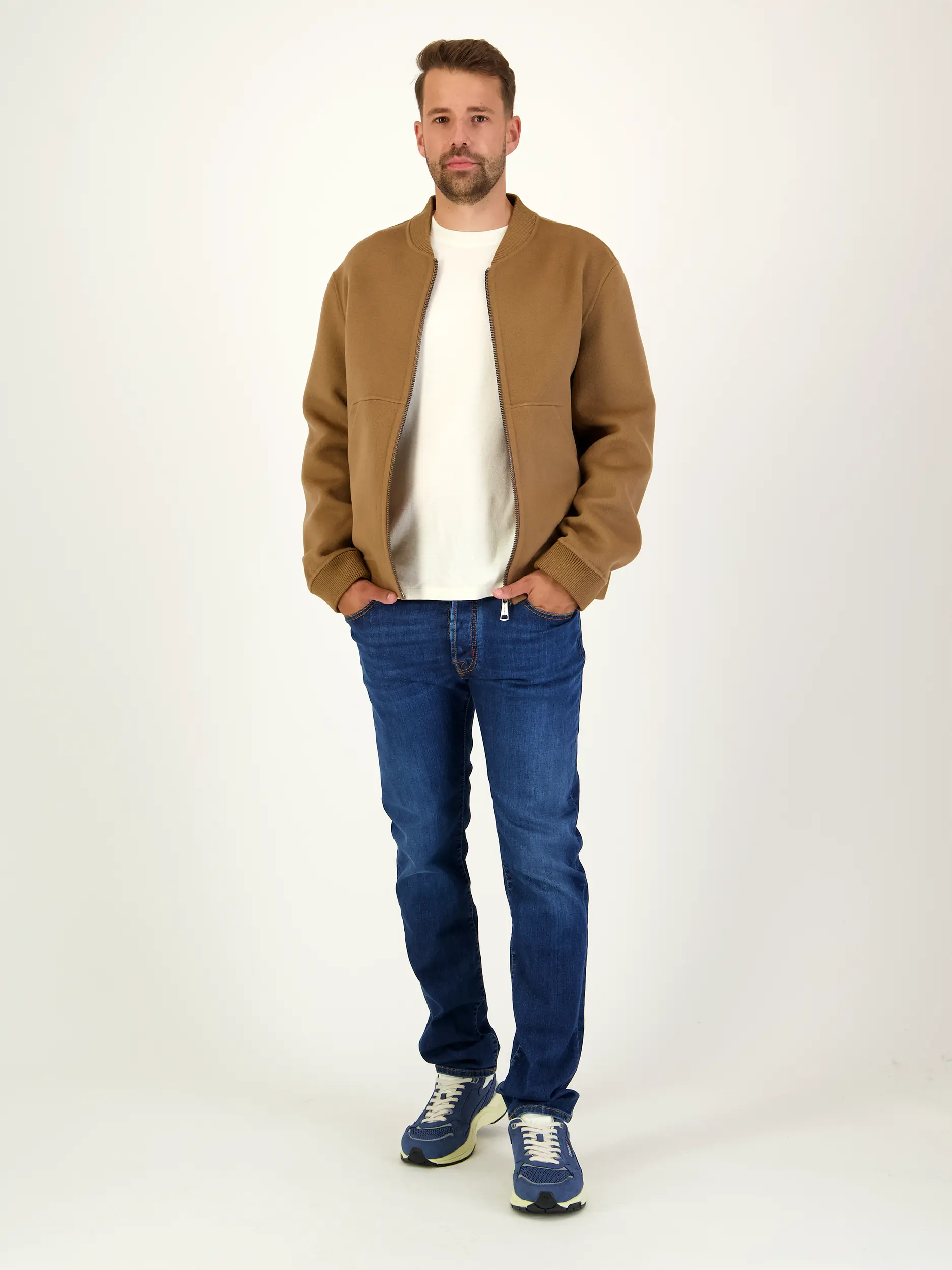 Mid Rise Slim Fit Jeans 'Bard' - Artikel Teil eines Outfits getragen von einem Modell - Farbe: Blau