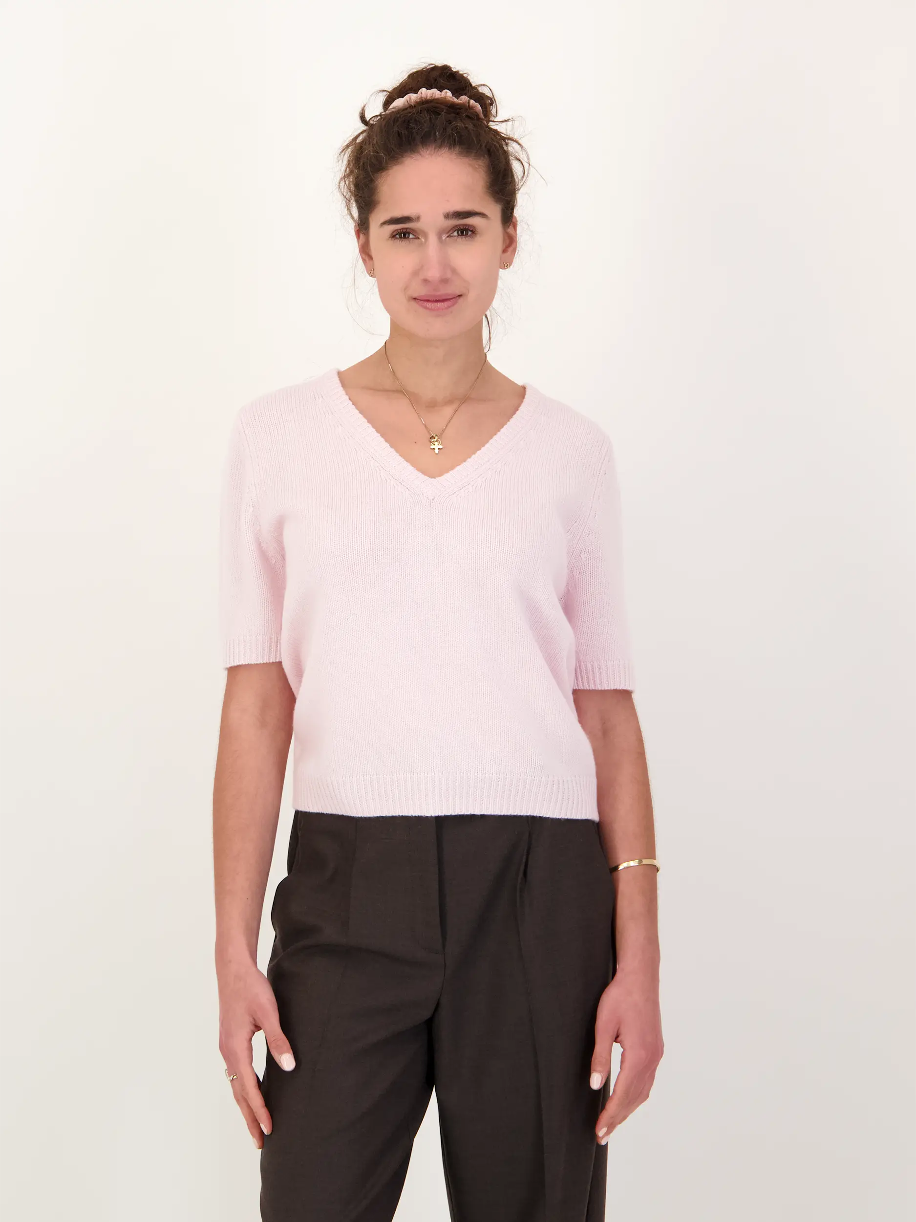 Pullover aus Wolle kurzarm - Artikel Vorderseite getragen von einem Modell - Farbe: Rosa&Pink