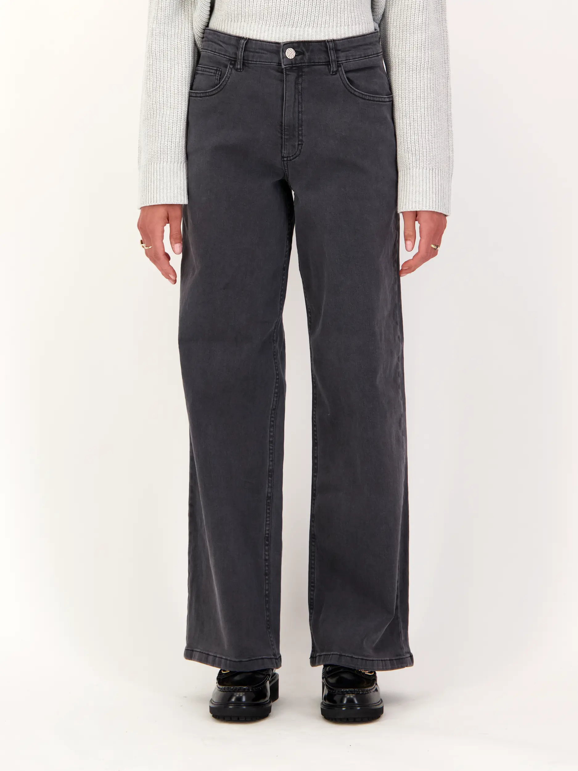 High Rise Wide Leg Jeans - Artikel Vorderseite getragen von einem Modell - Farbe: Grau
