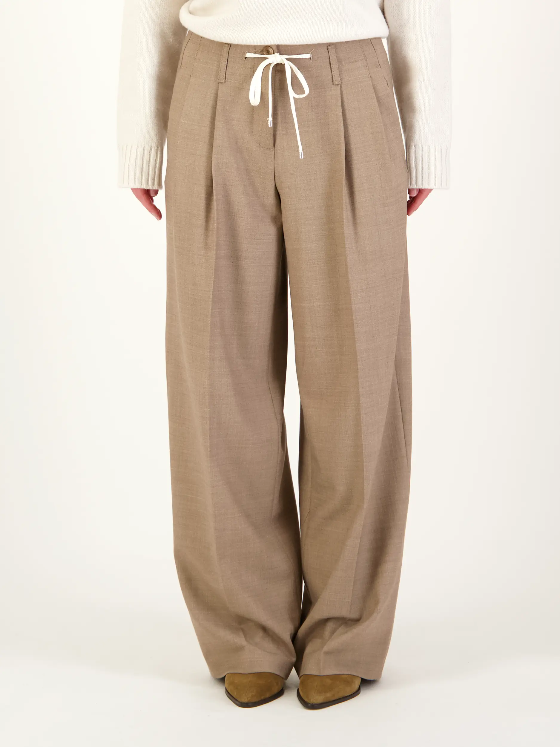 Bundfaltenhose 'Addison' aus Woll-Mix - Artikel Vorderseite getragen von einem Modell - Farbe: Braun