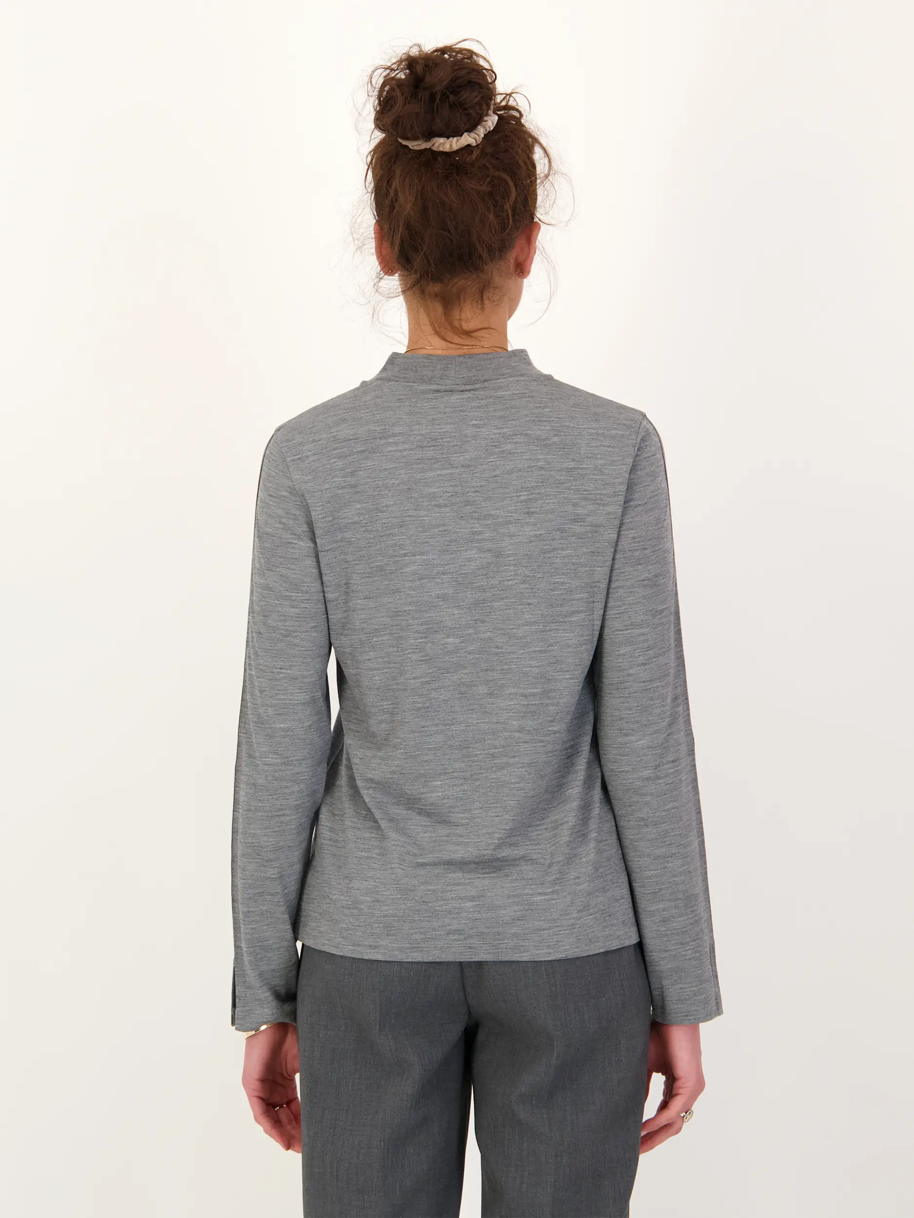 Langarmshirt 'Whitney' aus Wolle - Artikel Rückseite getragen von einem Modell - Farbe: Grau