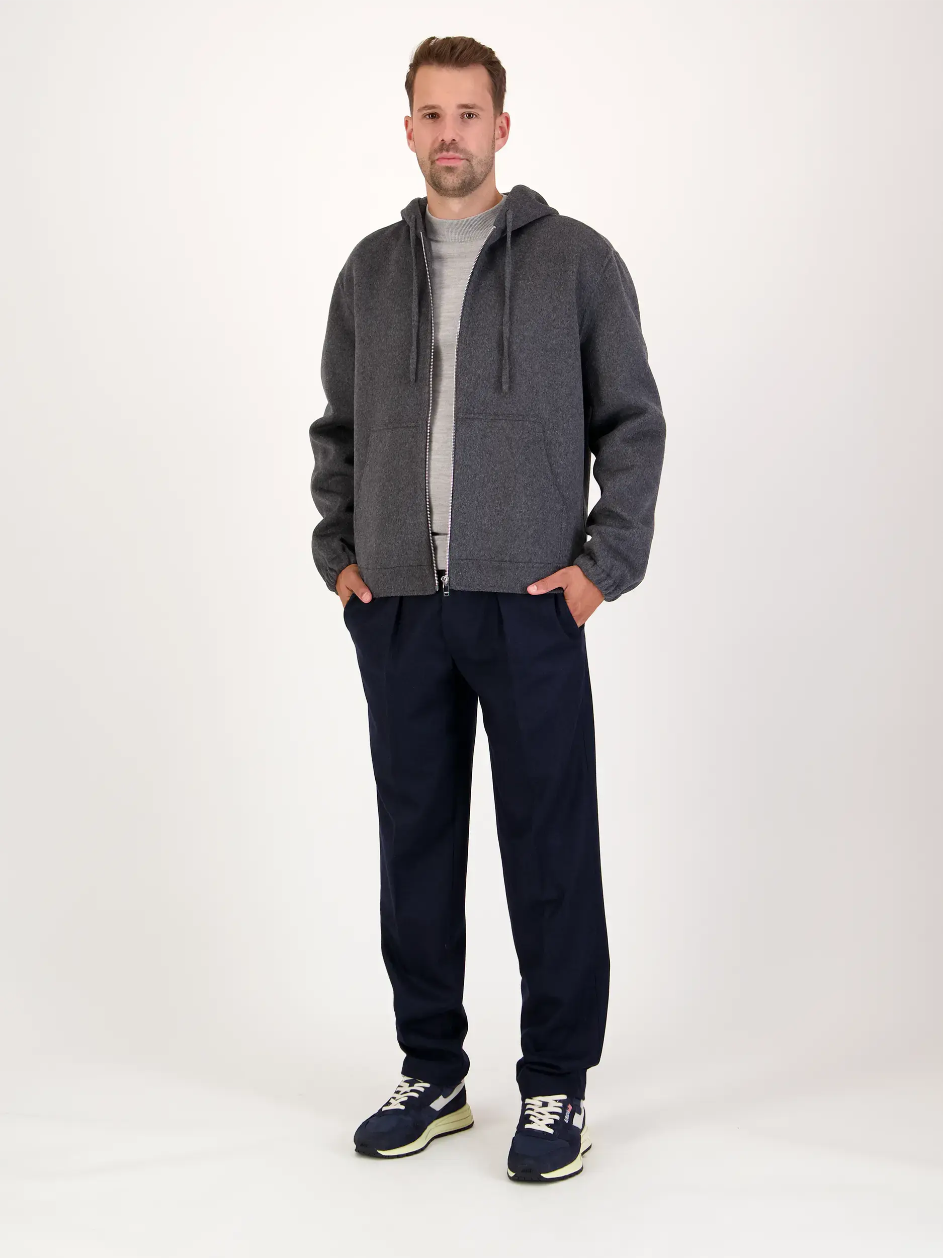 Wolljacke 'Noleno' - Artikel Teil eines Outfits getragen von einem Modell - Farbe: Grau