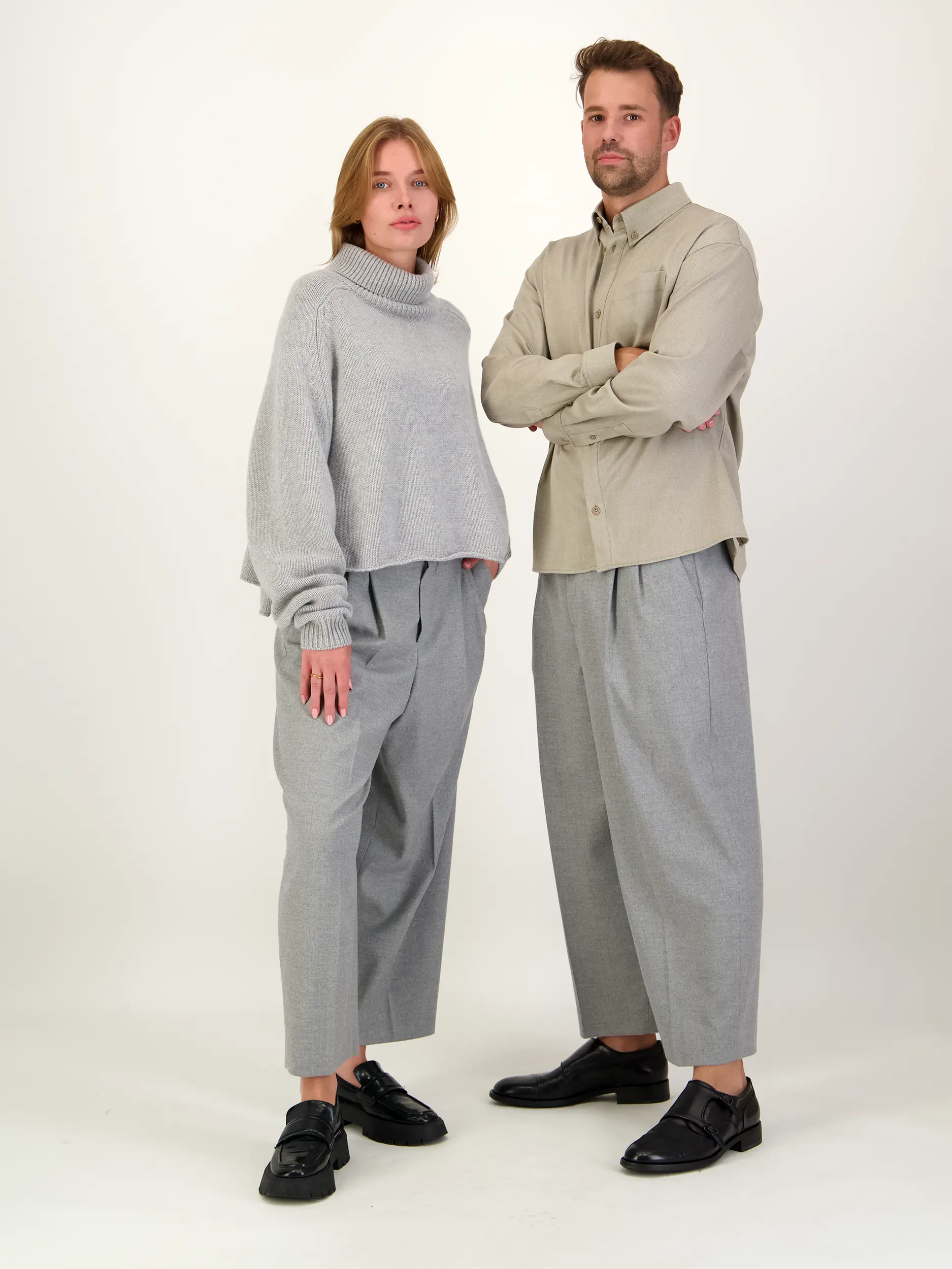 Unisex Bundfaltenhose 'Noa Crop' - Artikel Teil eines Outfits getragen von einem Modell