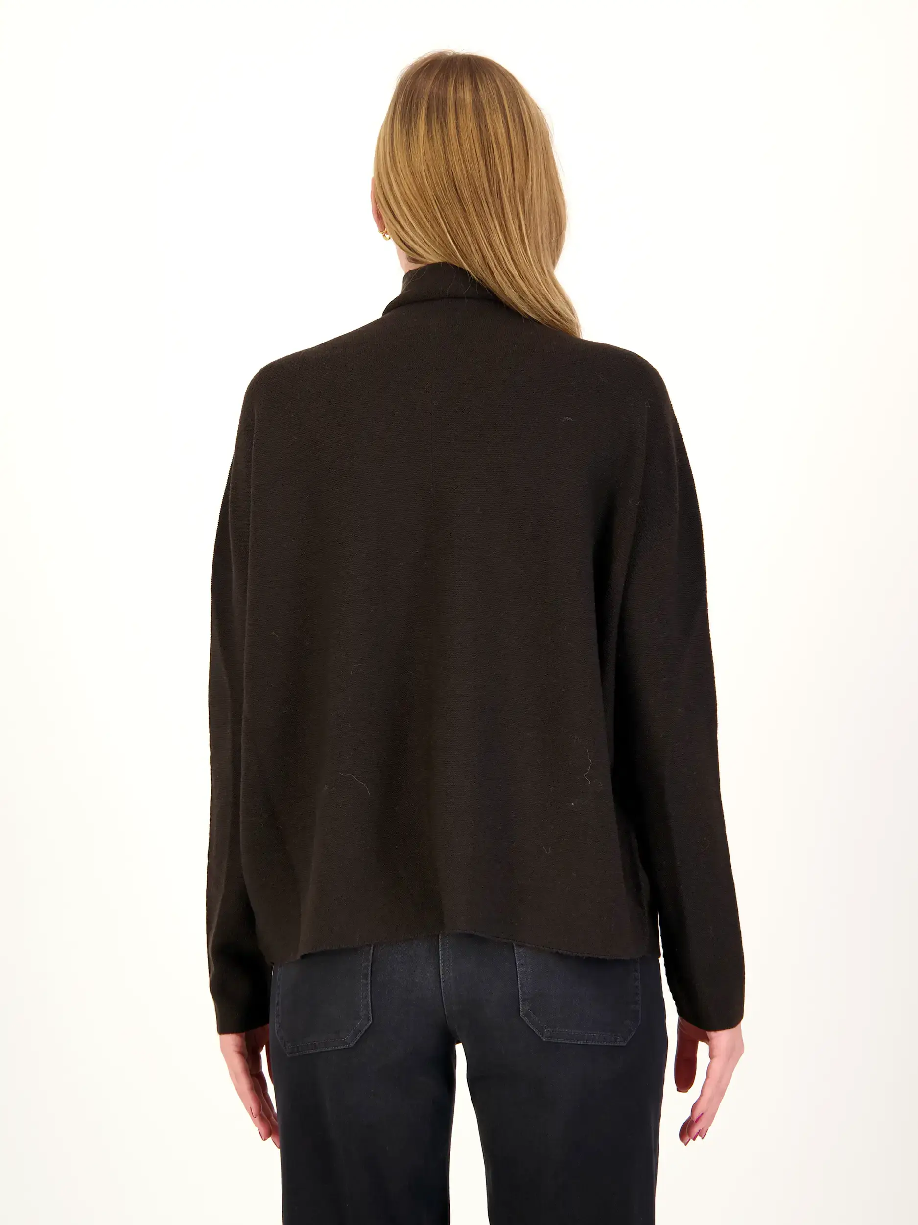 Pullover 'Liora' aus Wolle langarm - Artikel Rückseite getragen von einem Modell - Farbe: Braun