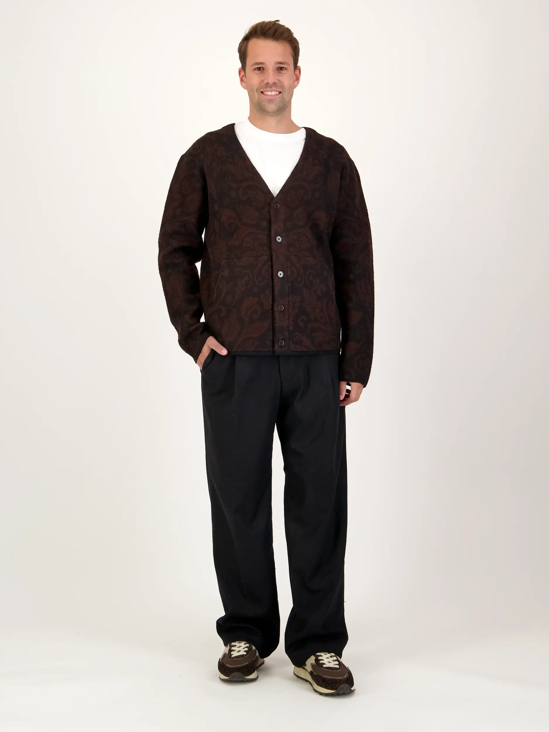 Strickjacke 'Michael' aus Wolle langarm - Artikel Teil eines Outfits getragen von einem Modell - Farbe: Schwarz