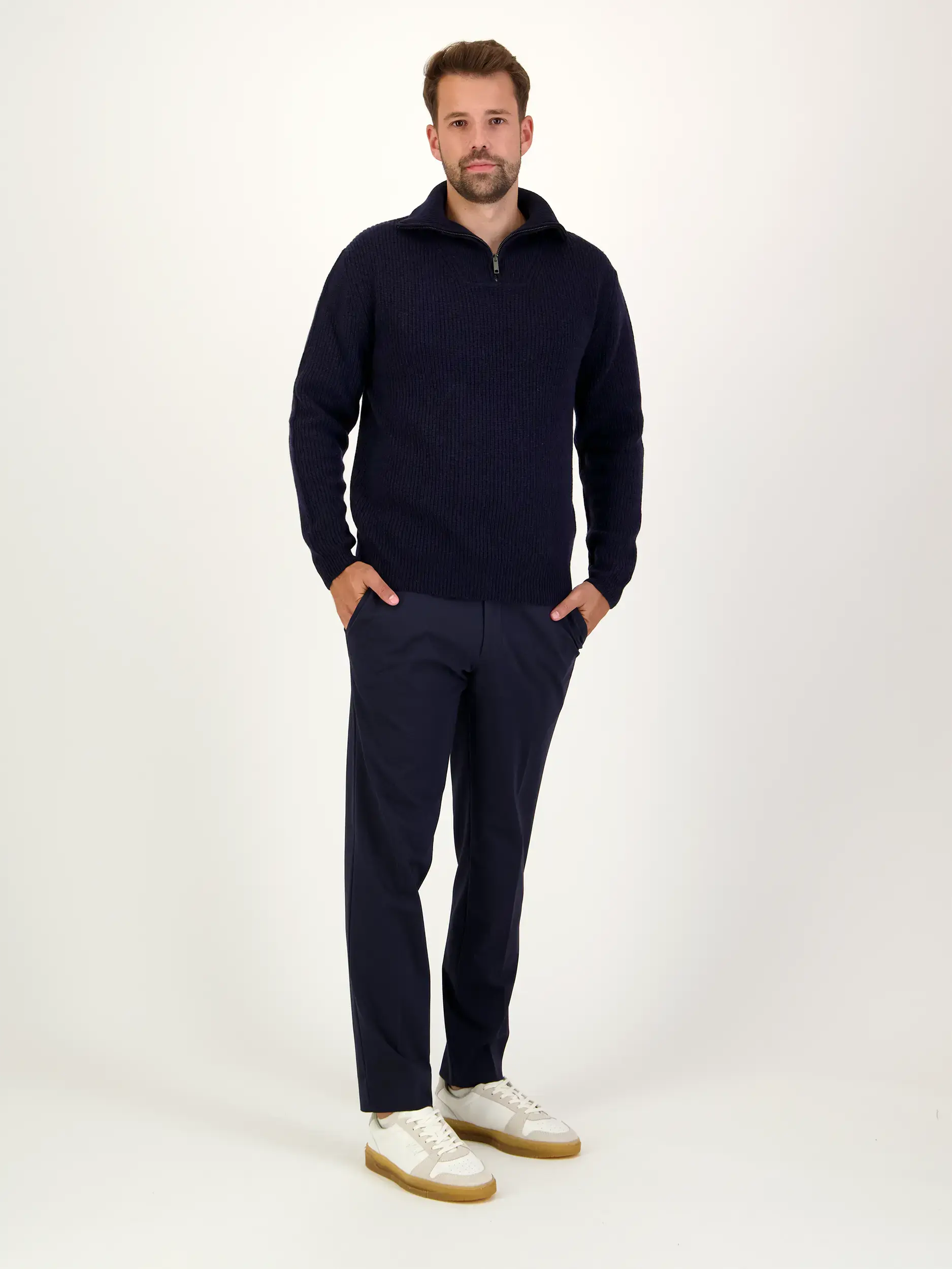 Rippstrickpullover aus Kaschmir langarm - Artikel Teil eines Outfits getragen von einem Modell - Farbe: Blau