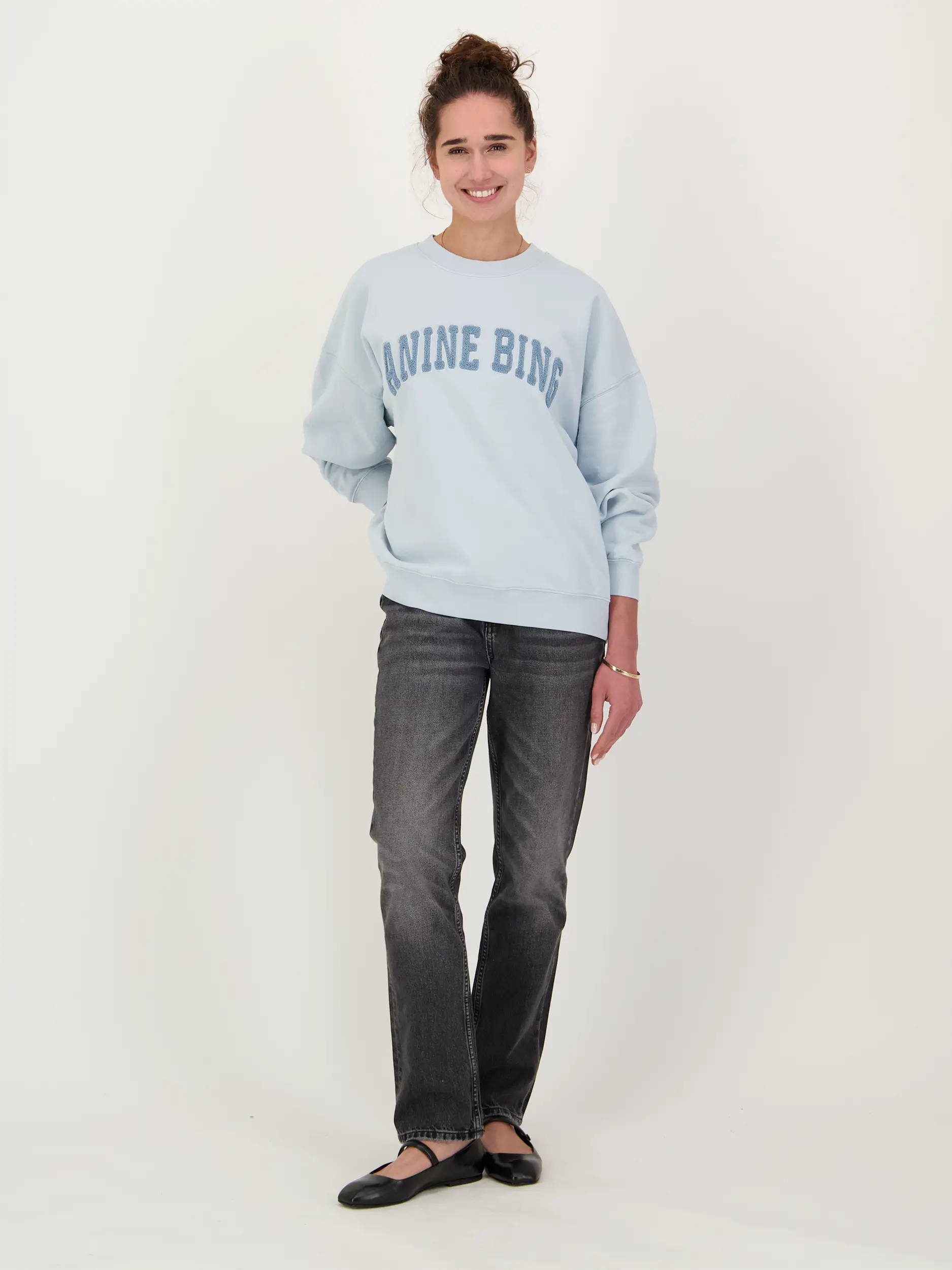 Sweatshirt 'Miles' - Artikel Teil eines Outfits getragen von einem Modell - Farbe: Blau