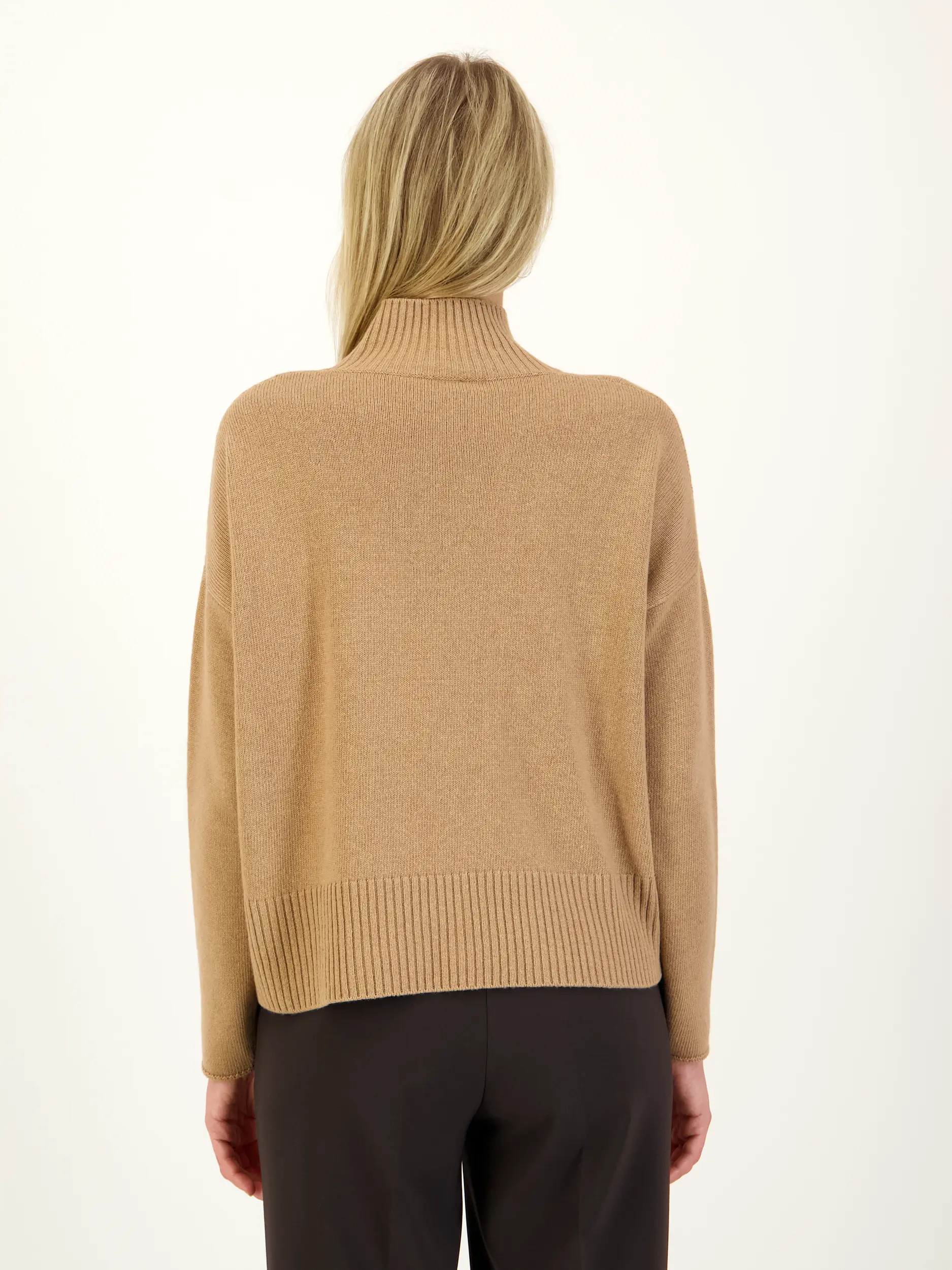 Oversized Pullover aus Woll-Mix langarm - Artikel Rückseite getragen von einem Modell