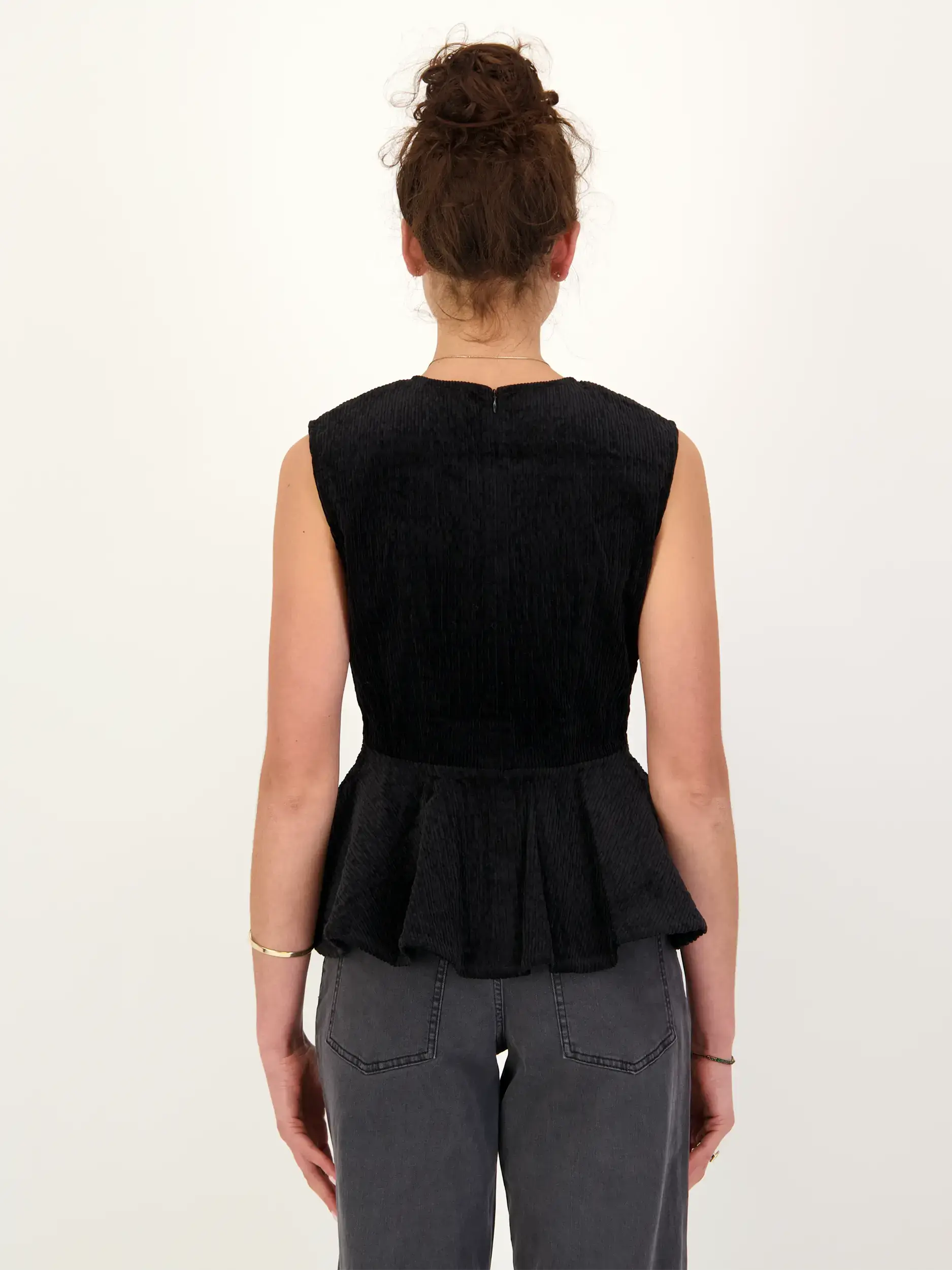 Cordbluse ärmellos - Artikel Rückseite getragen von einem Modell - Farbe: Schwarz