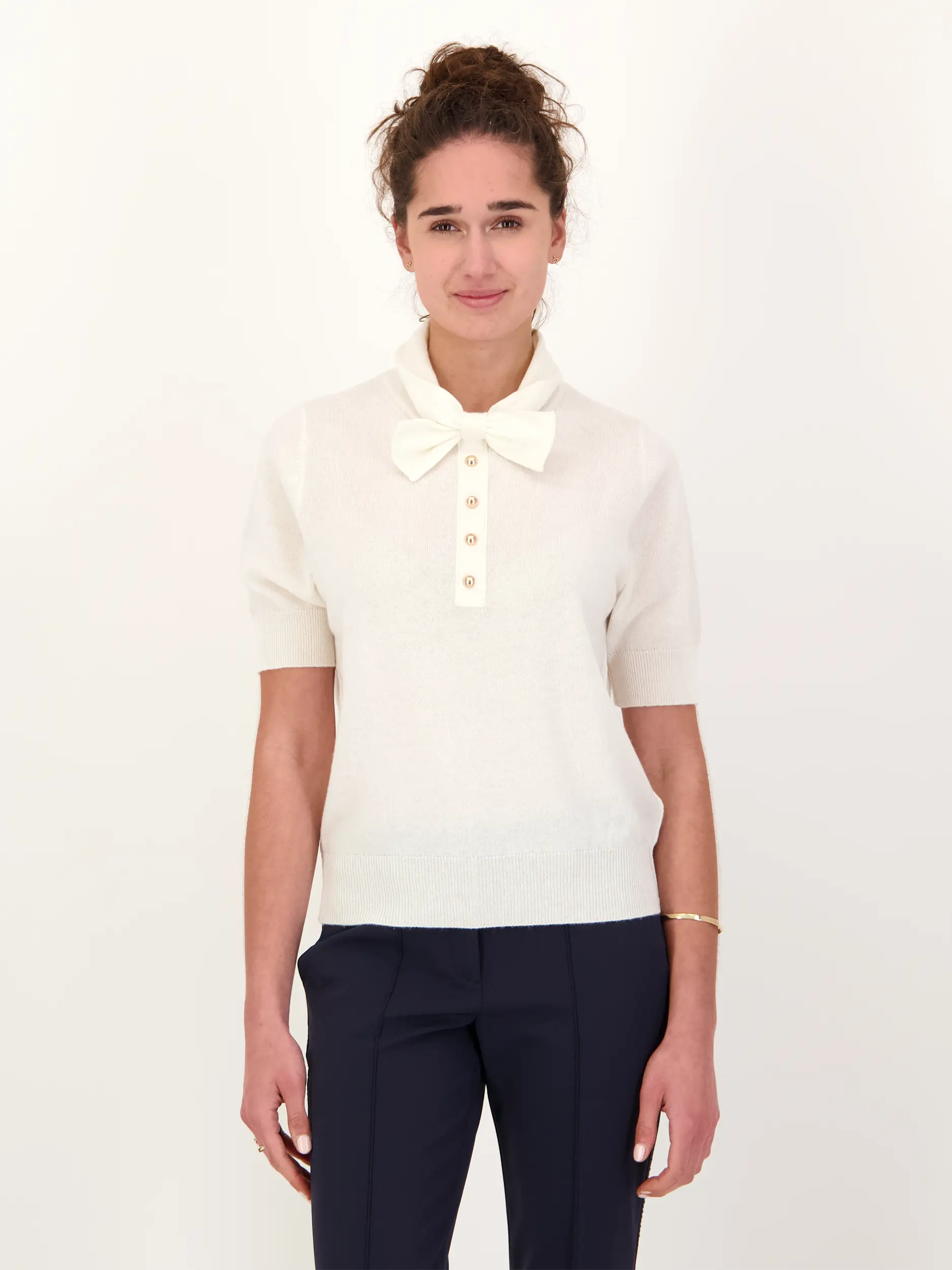 Pullover aus Wolle mit Schleife kurzarm - Artikel Vorderseite getragen von einem Modell - Farbe: Creme
