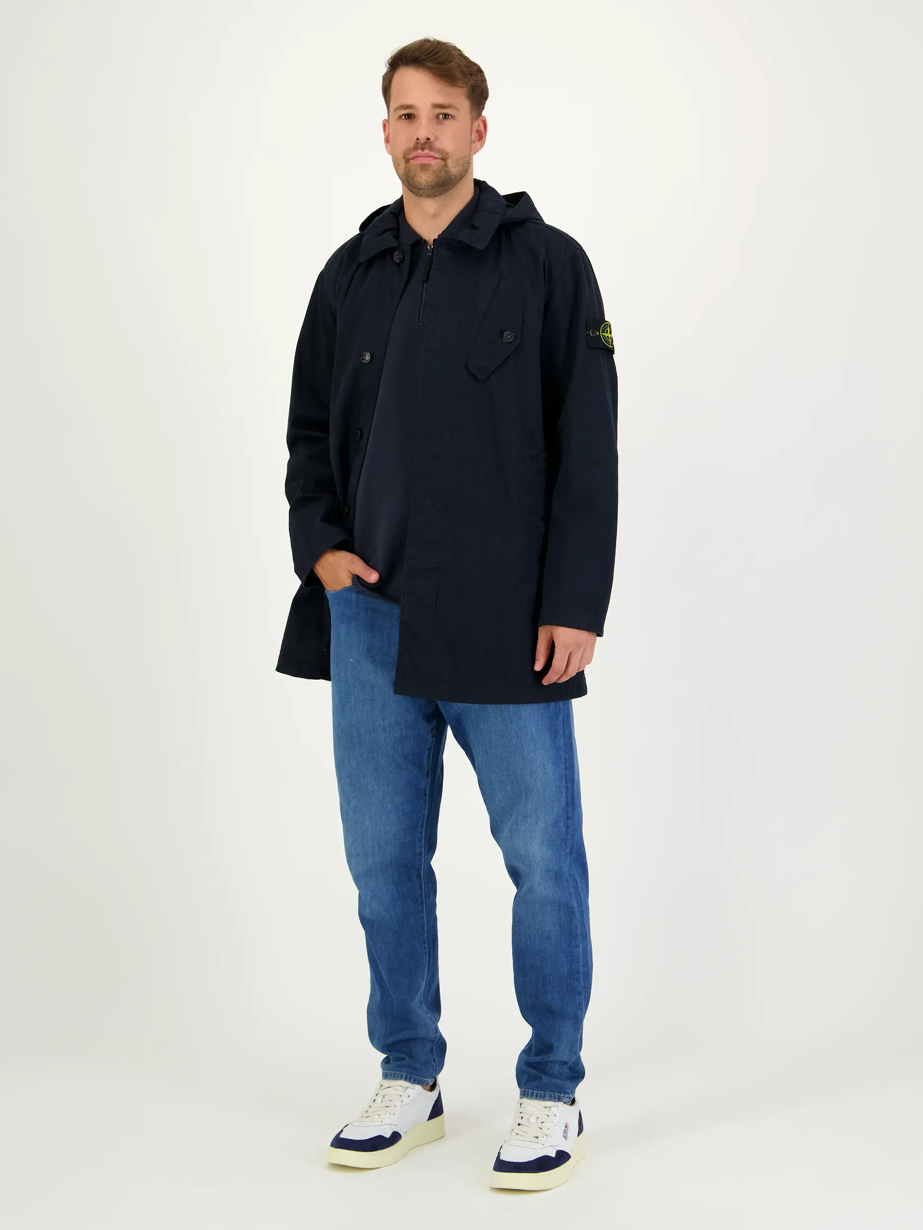 Kurzmantel 'Giaccone' - Artikel Teil eines Outfits getragen von einem Modell - Farbe: Blau