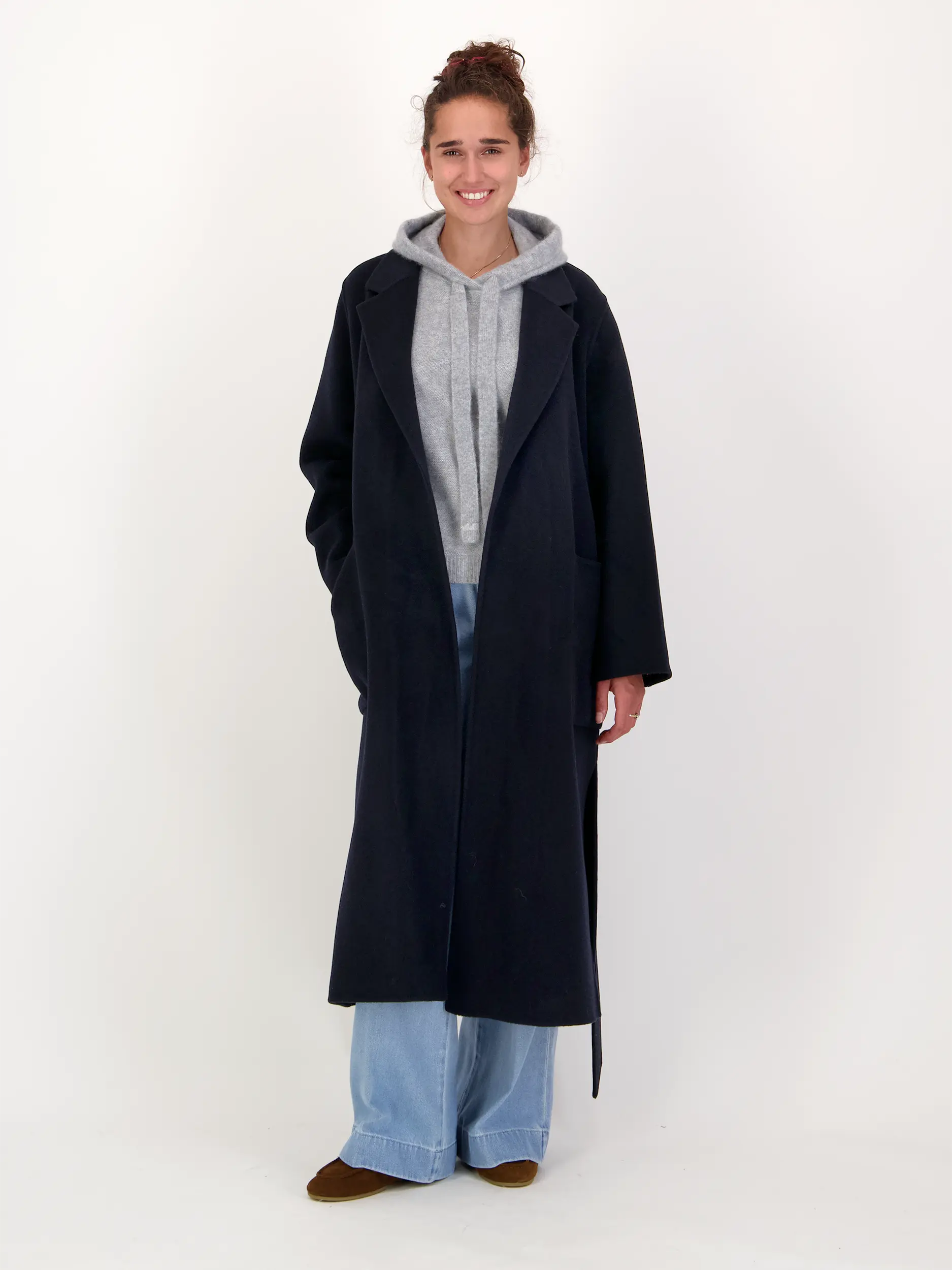 Wollmantel 'Celia'  - Artikel Teil eines Outfits getragen von einem Modell - Farbe: Blau