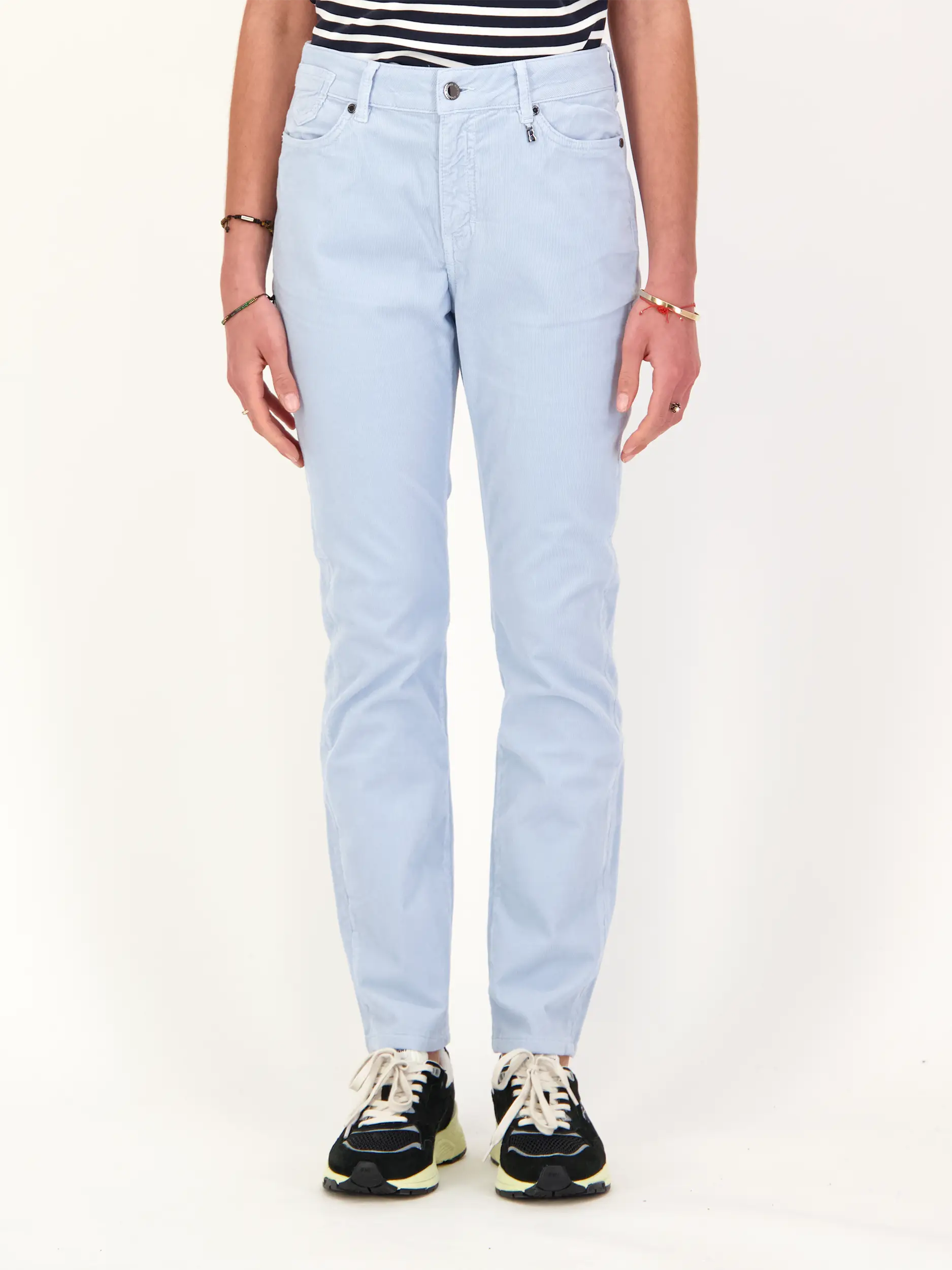 Cordhose 'Julie' - Artikel Vorderseite getragen von einem Modell - Farbe: Blau