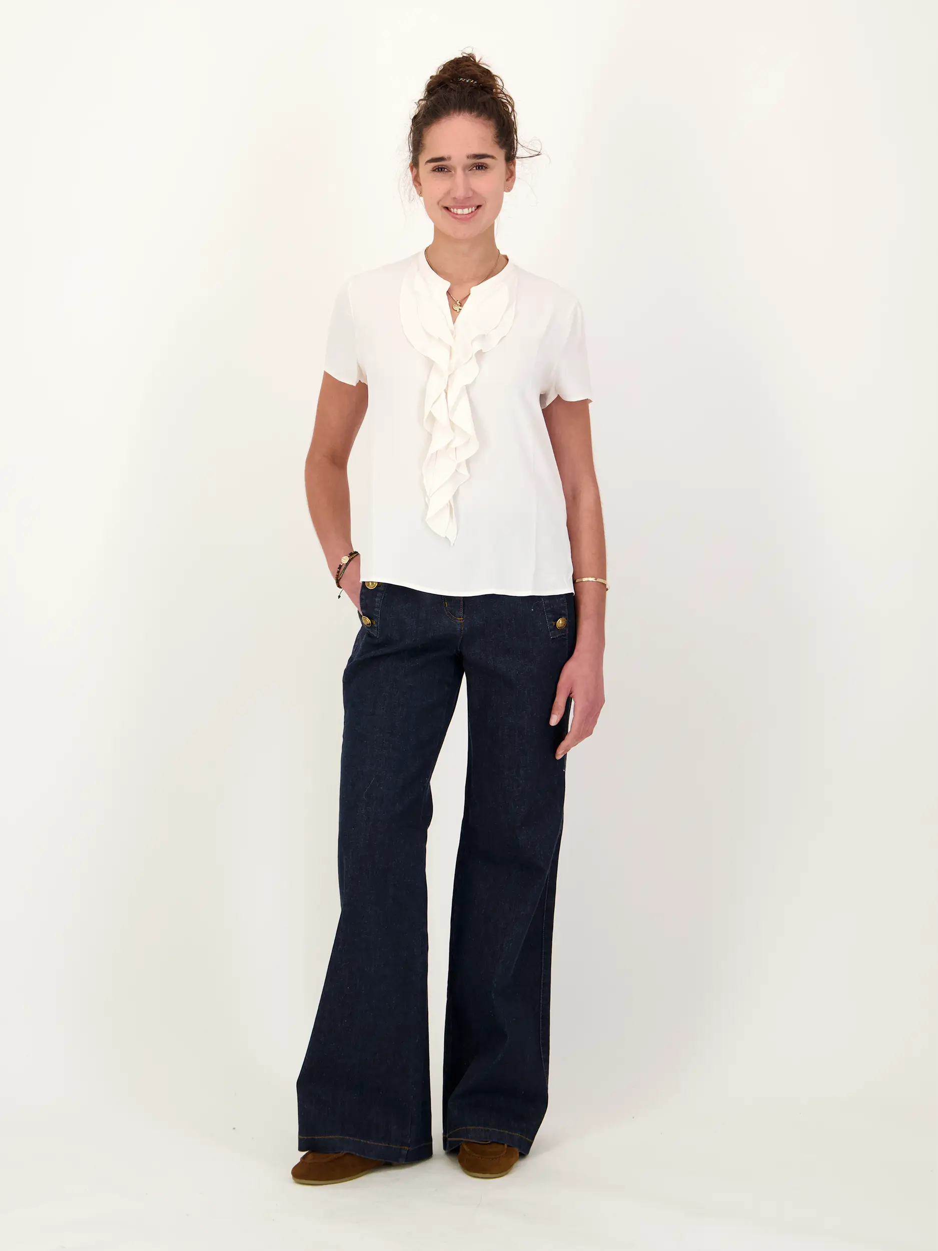 Bluse mit Volant - Artikel Teil eines Outfits getragen von einem Modell - Farbe: Creme